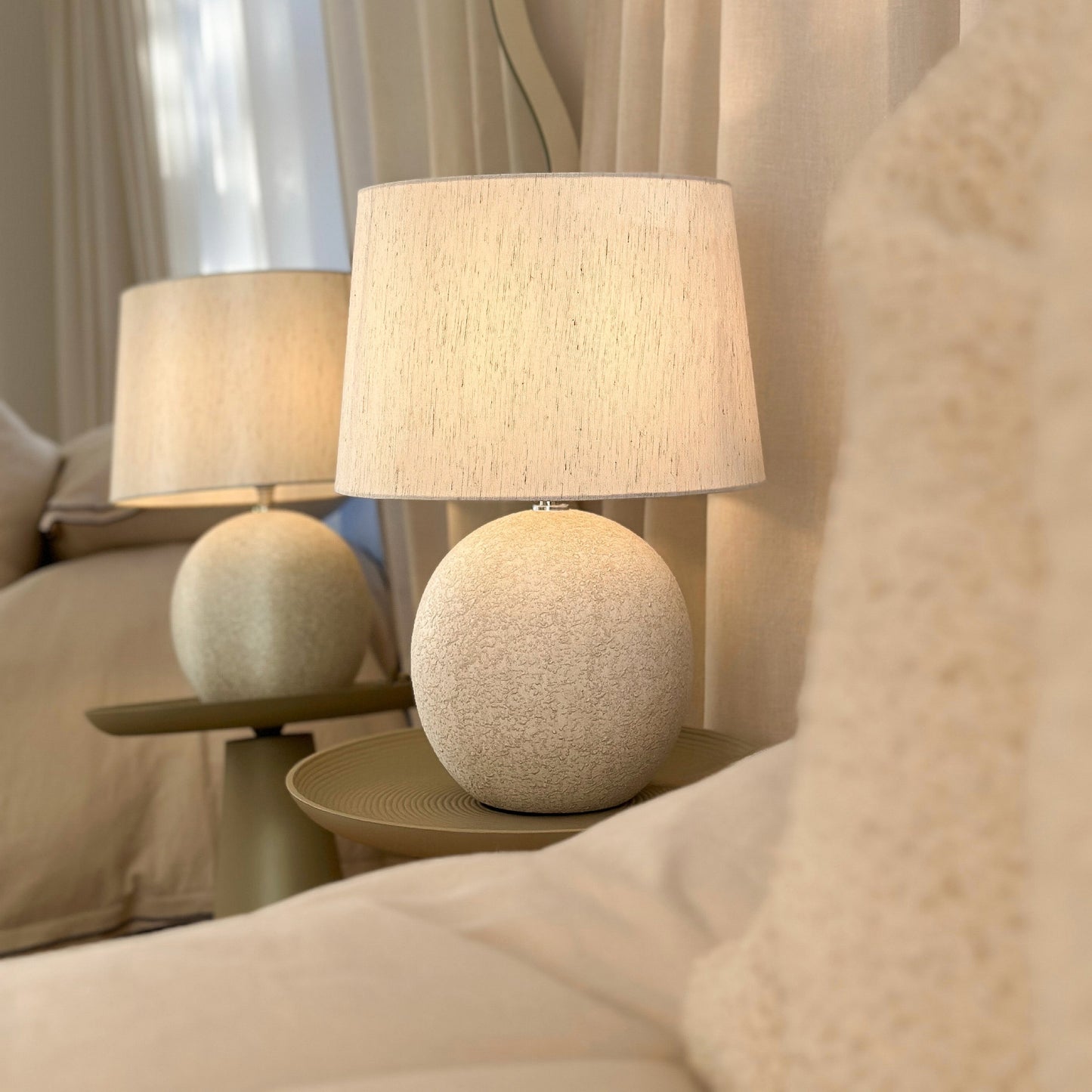 Corsica - Lampe de table avec abat-jour en céramique pierre et forme tambour