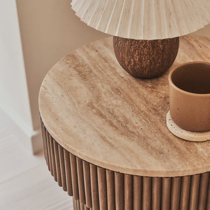 Sloane - Table d'Appoint Ronde en Travertin Beige et Bois Chaud Premium