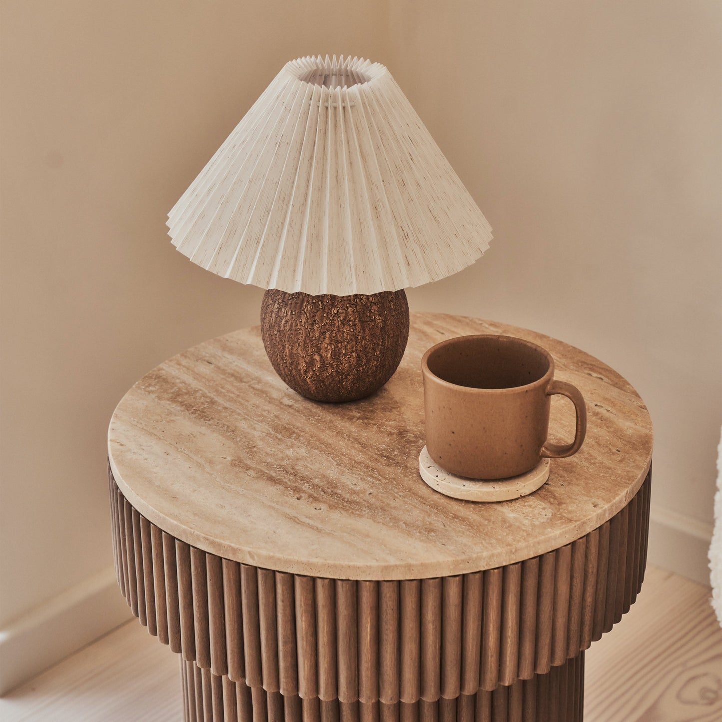 Sloane - Table d'Appoint Ronde en Travertin Beige et Bois Chaud Premium