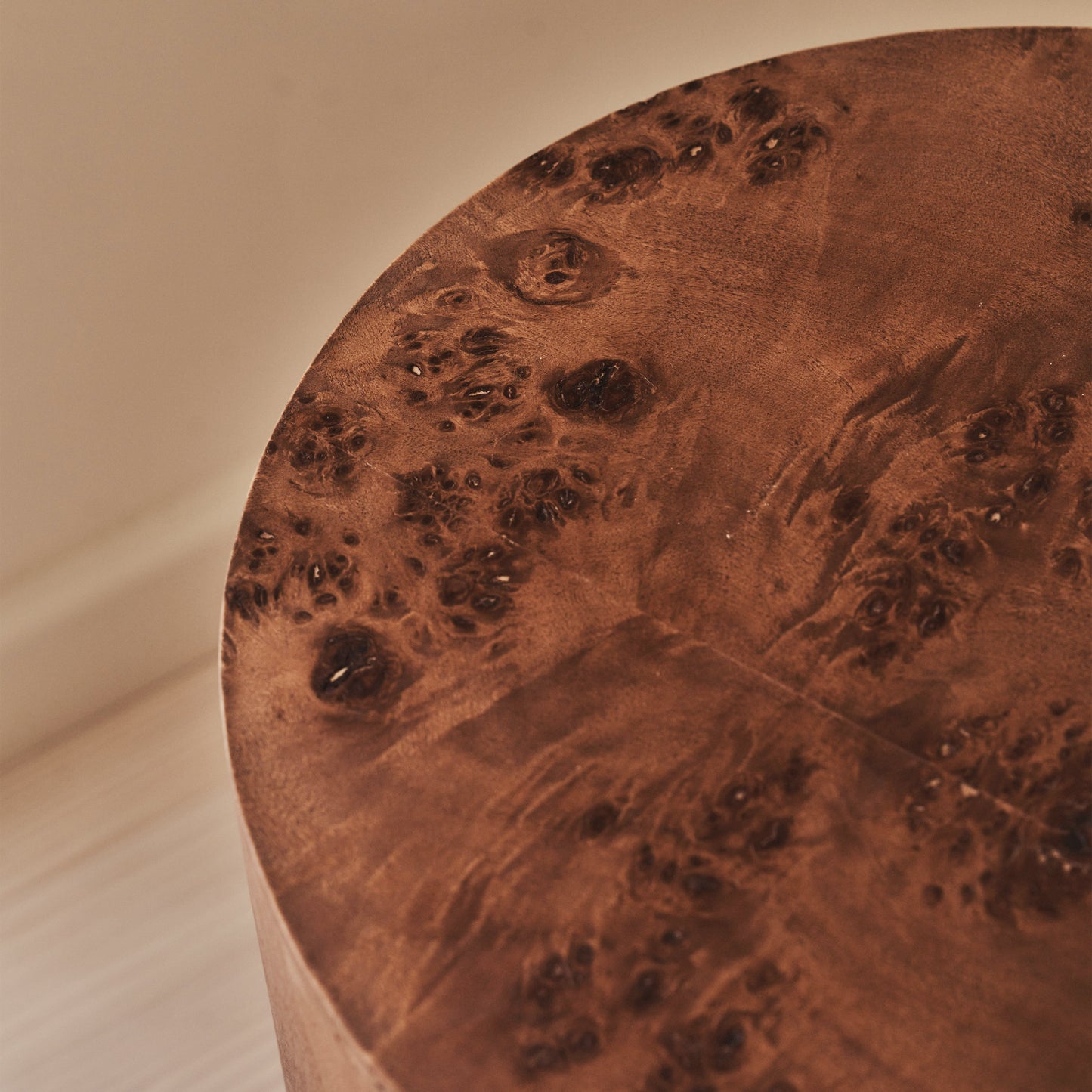 Arbour - Table d'Appoint Ronde Premium en Bois d'Érable Foncé Veiné