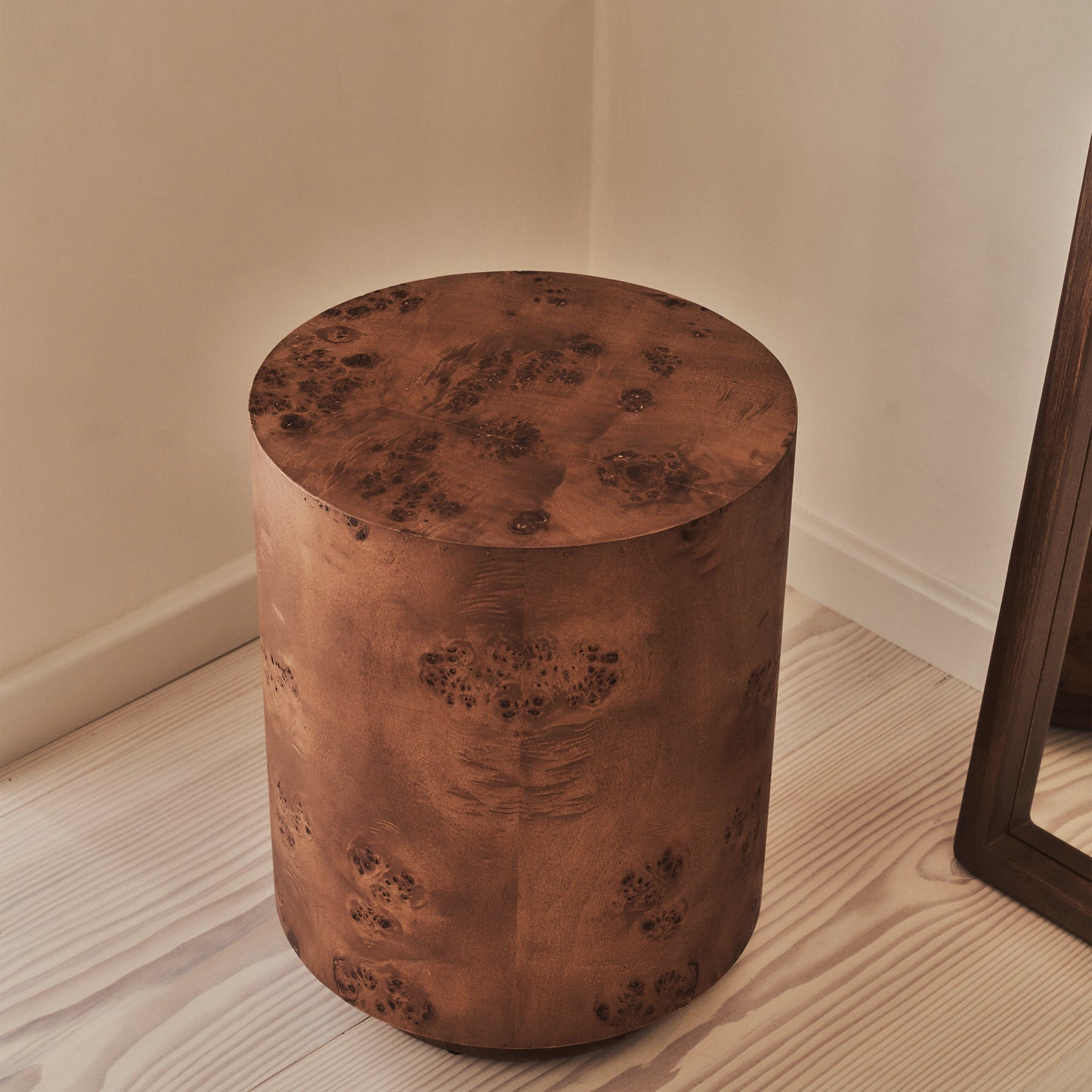 Arbour - Table d'Appoint Ronde Premium en Bois d'Érable Foncé Veiné