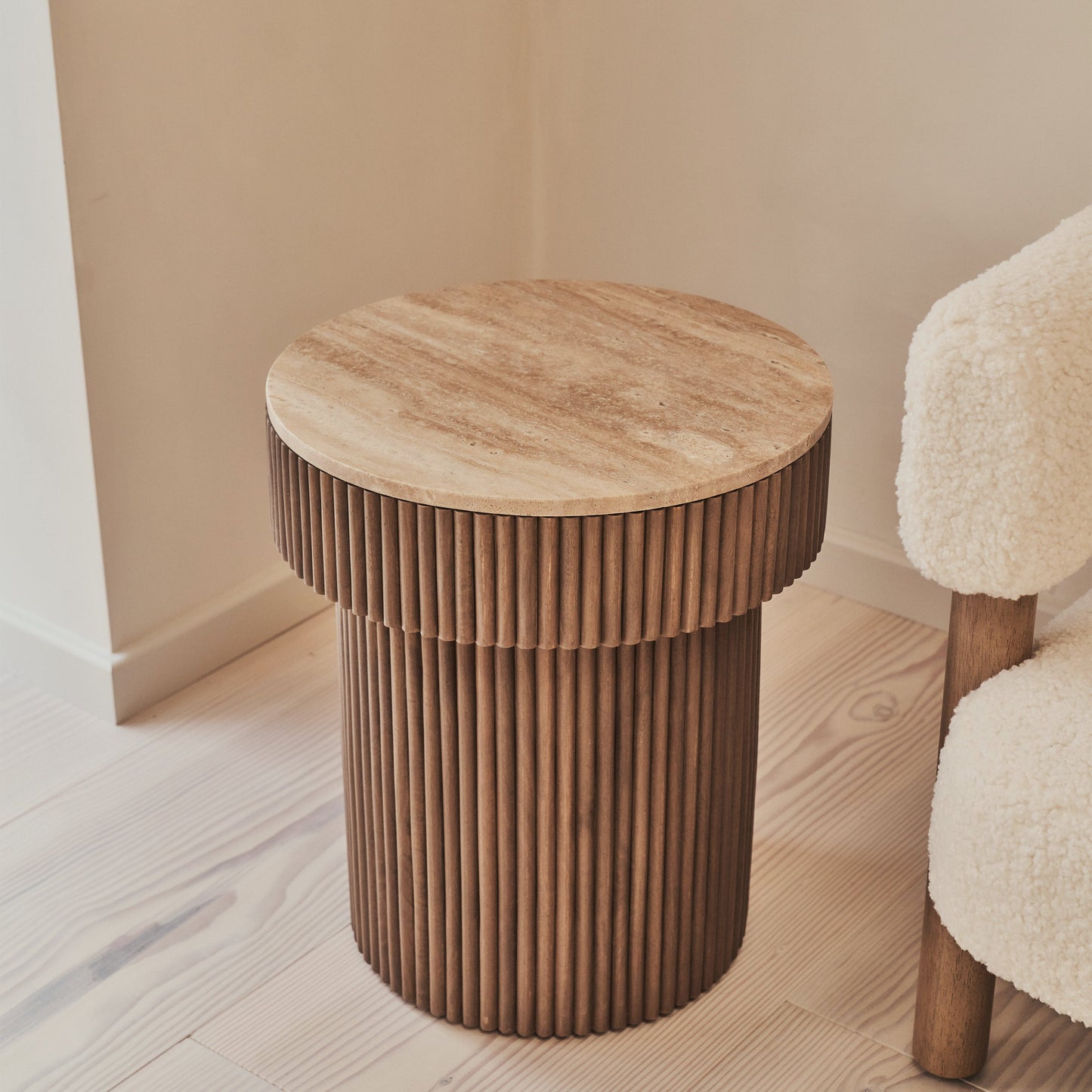 Sloane - Table d'Appoint Ronde en Travertin Beige et Bois Chaud Premium