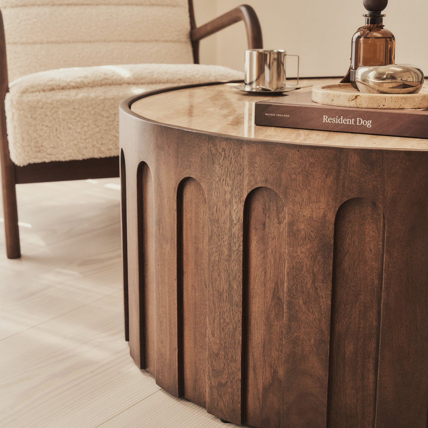 Valor - Table basse ronde premium en travertin beige et bois foncé