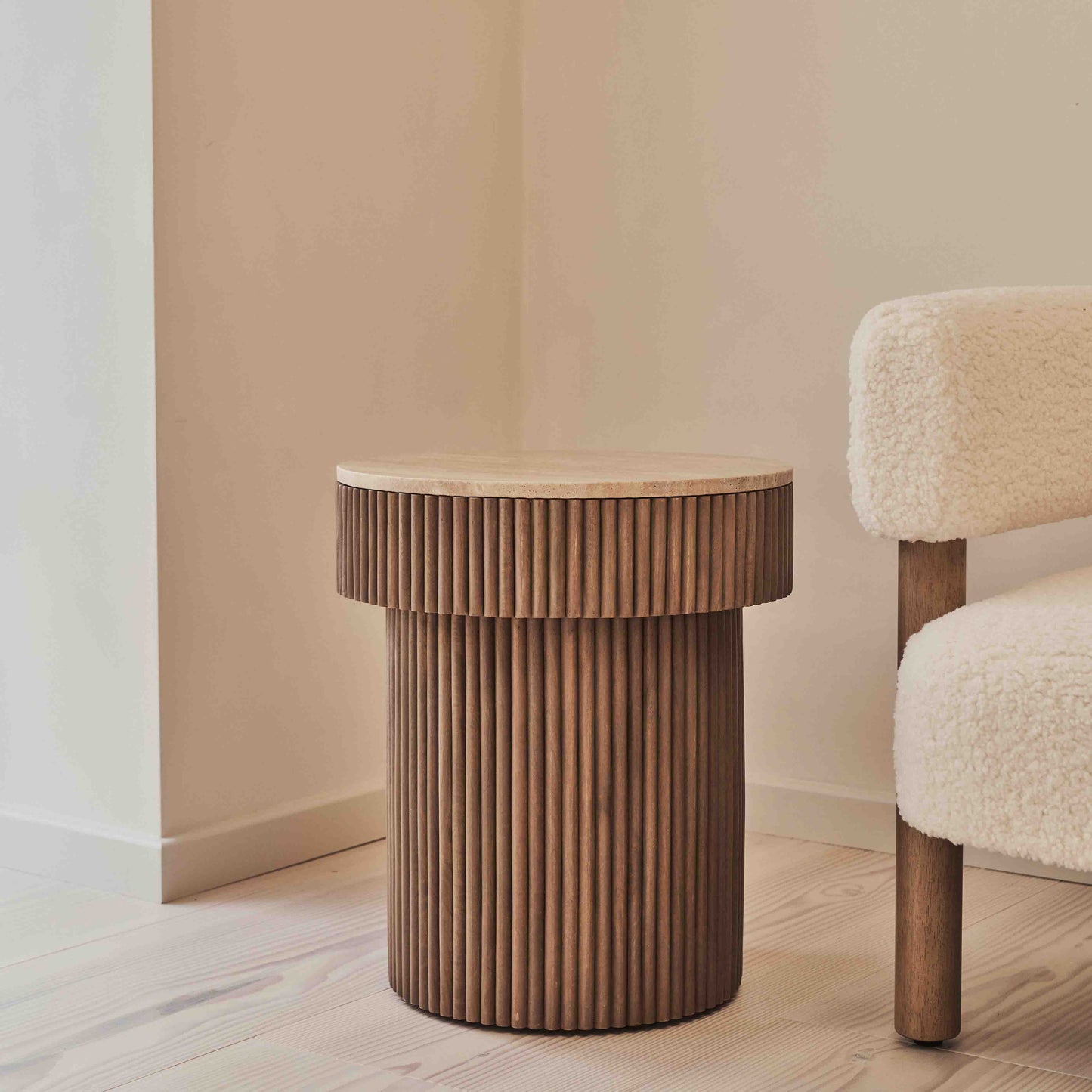 Sloane - Table d'Appoint Ronde en Travertin Beige et Bois Chaud Premium