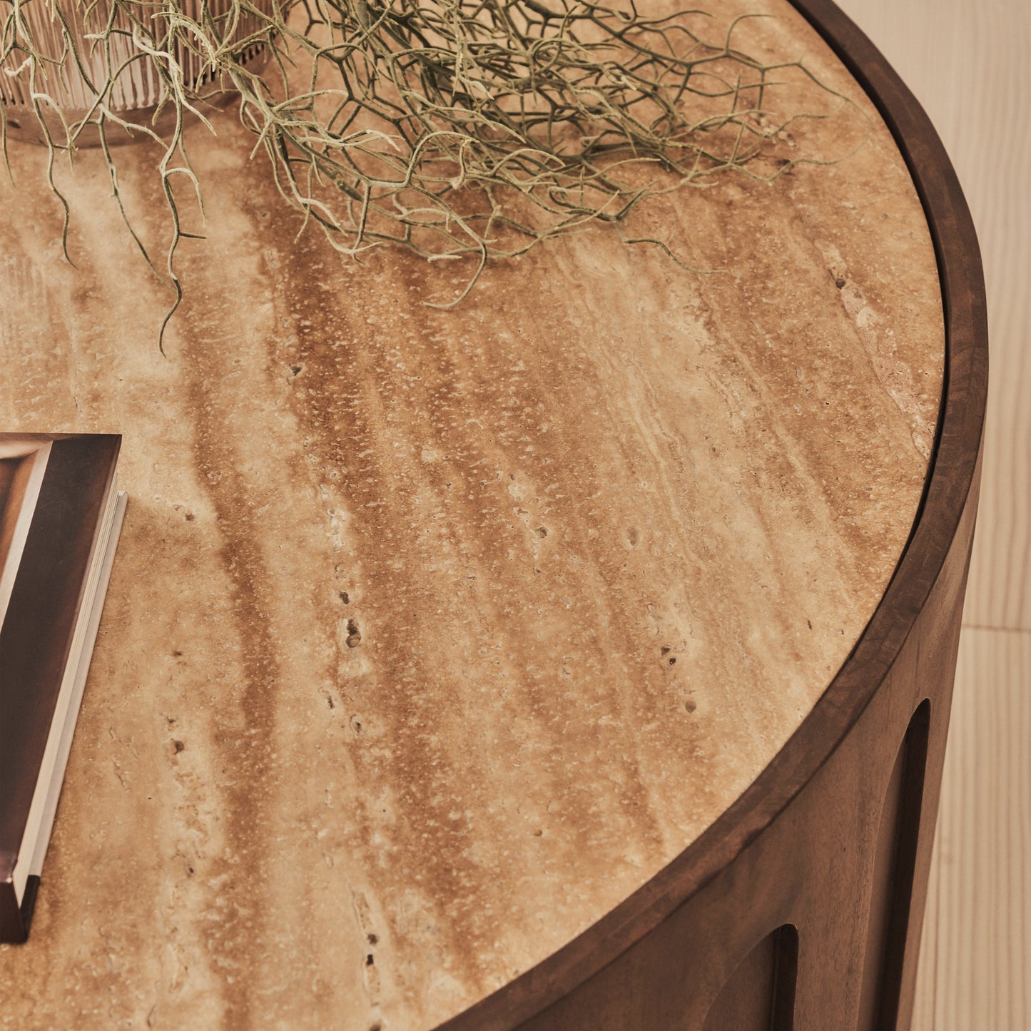 Valor - Table basse ronde premium en travertin beige et bois foncé