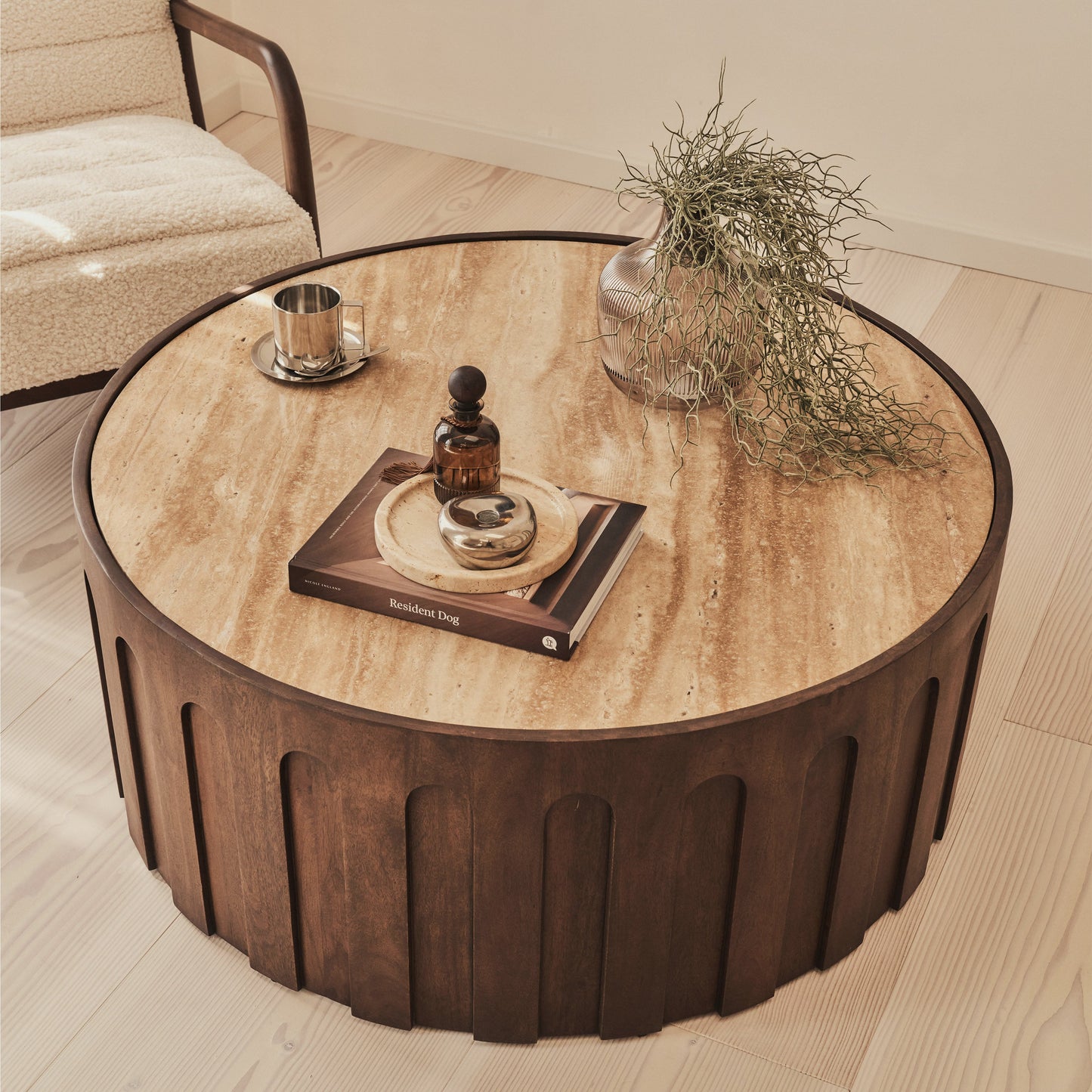 Valor - Table basse ronde premium en travertin beige et bois foncé