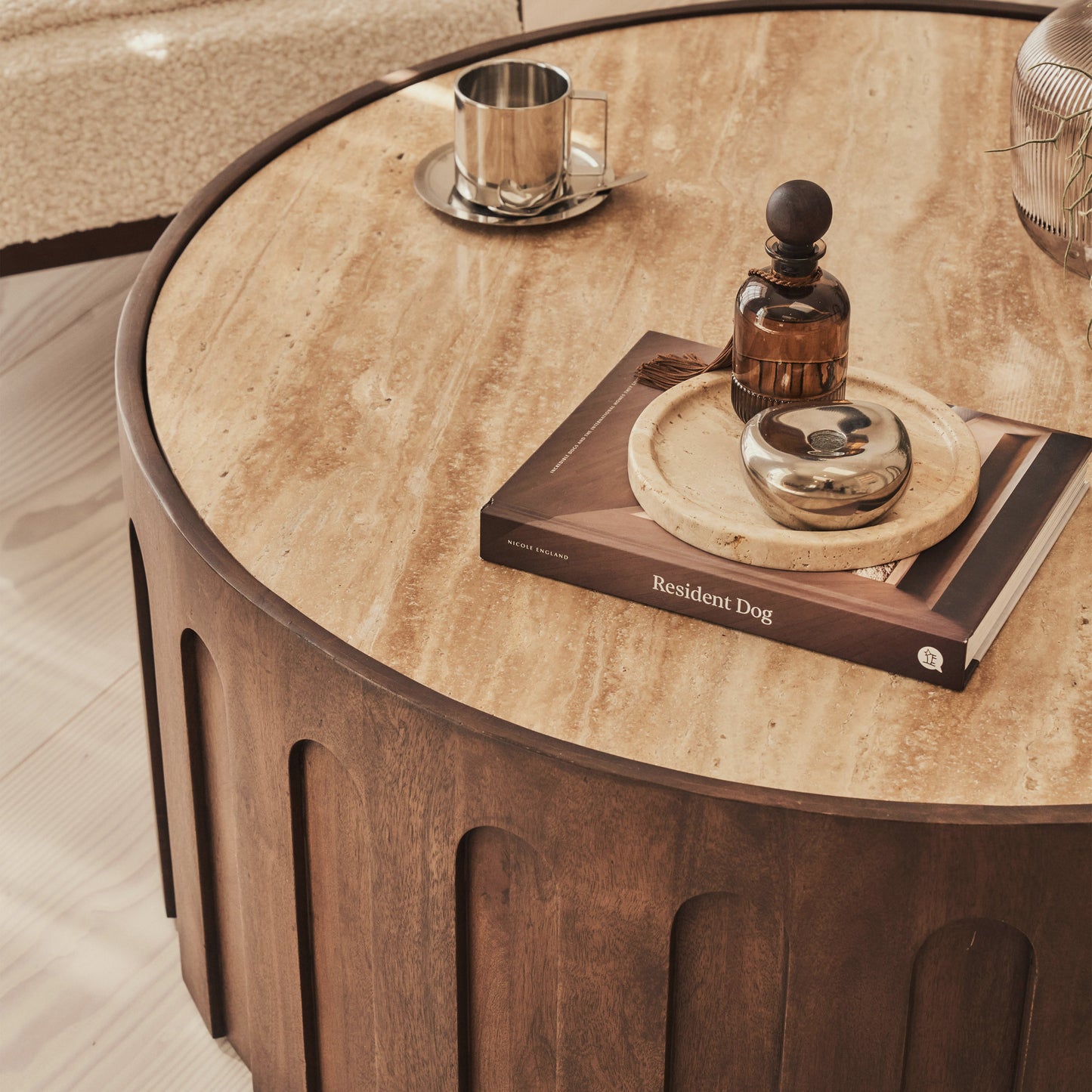 Valor - Table basse ronde premium en travertin beige et bois foncé