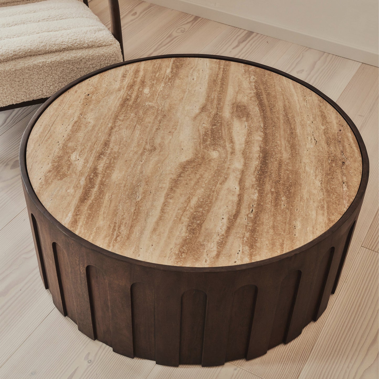 Valor - Table basse ronde premium en travertin beige et bois foncé