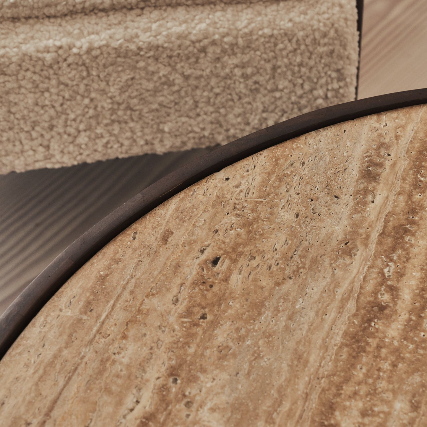 Valor - Table basse ronde premium en travertin beige et bois foncé