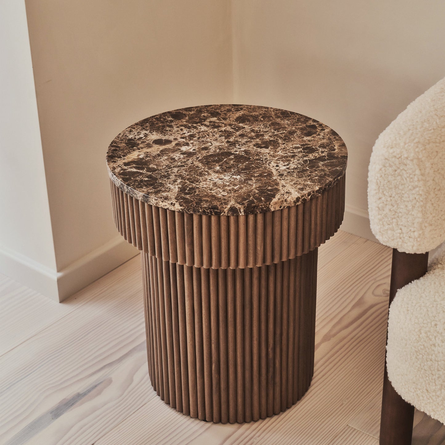 Sloane - Table d'Appoint Ronde en Marbre Dark Emperador et Bois Chaud Premium