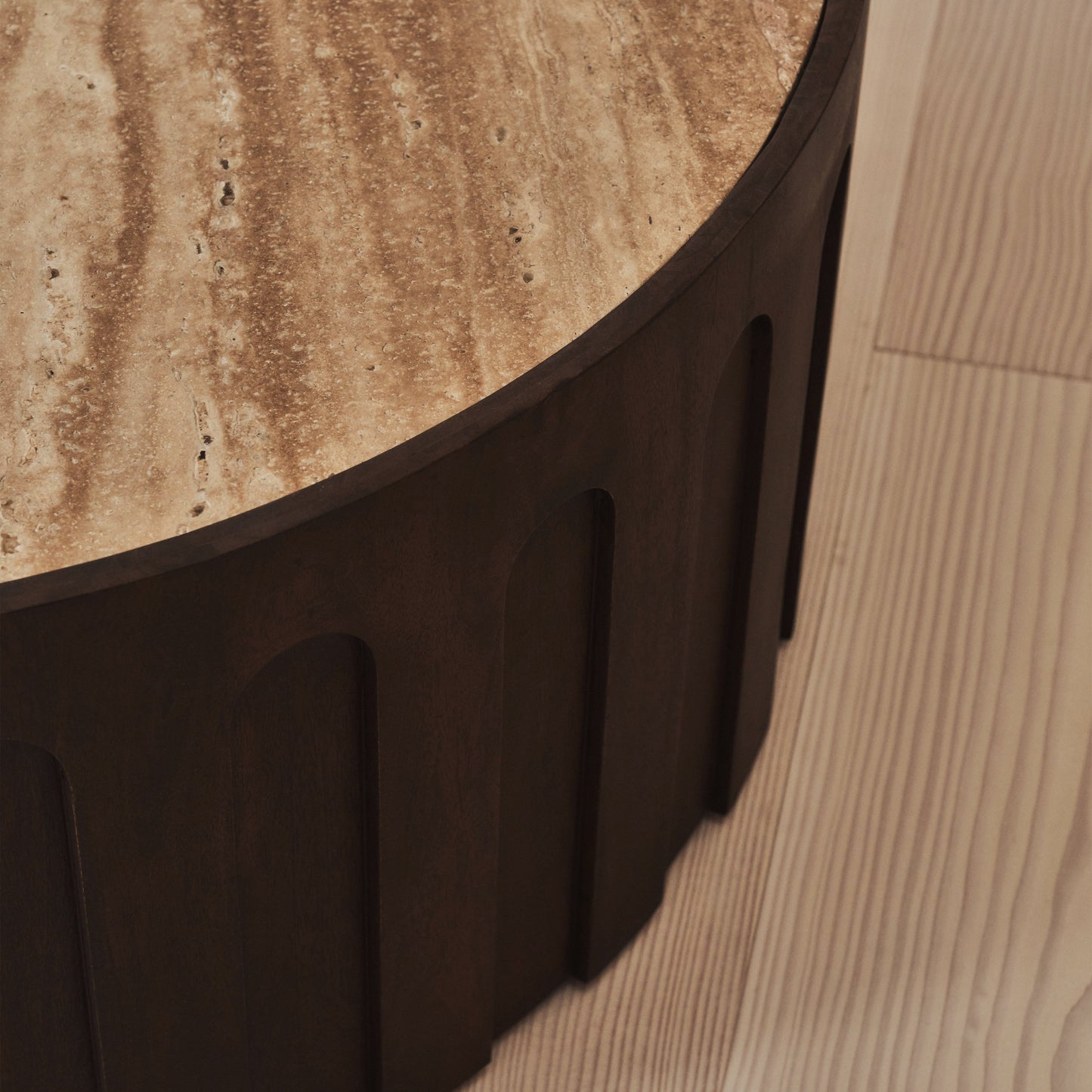 Valor - Table basse ronde premium en travertin beige et bois foncé