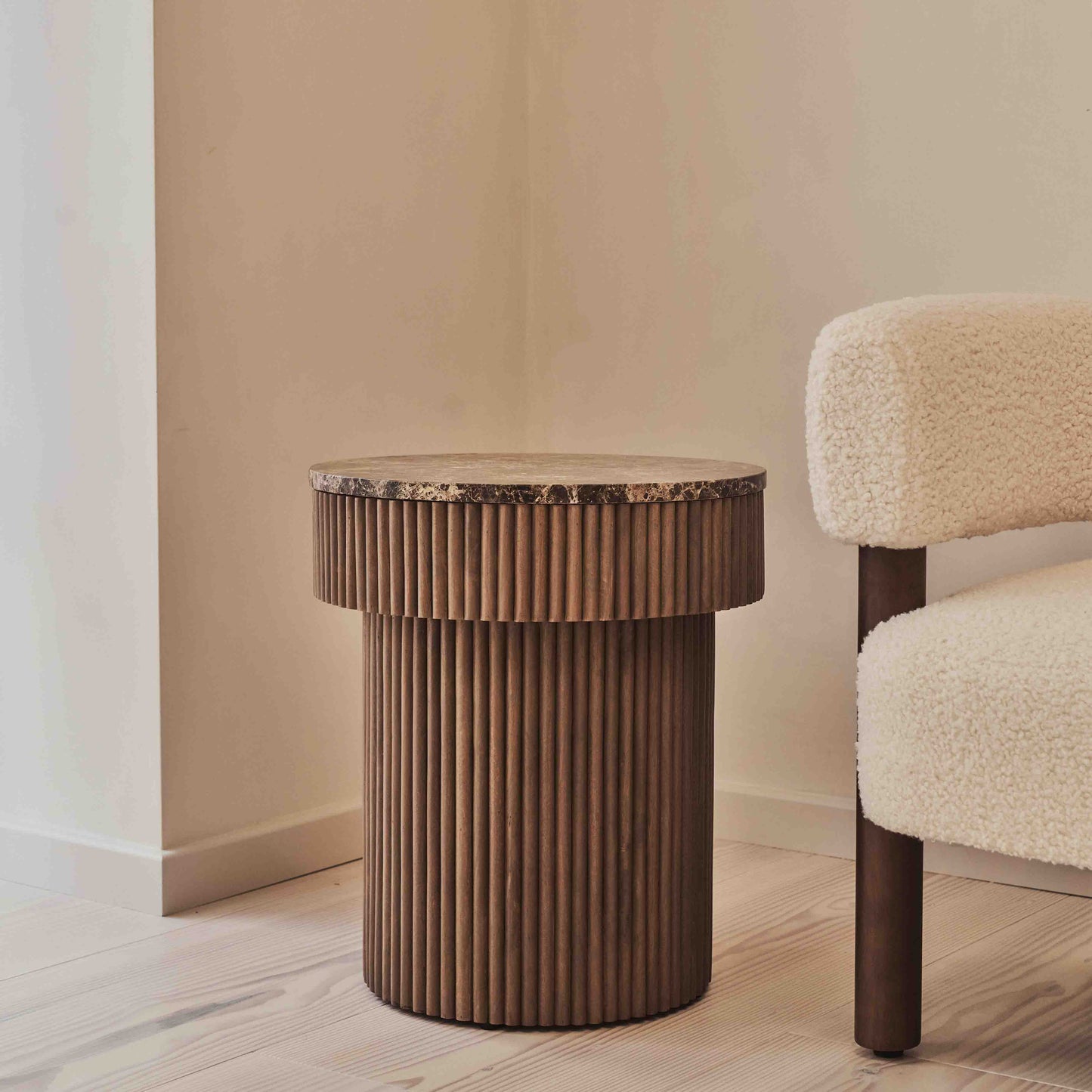 Sloane - Table d'Appoint Ronde en Marbre Dark Emperador et Bois Chaud Premium