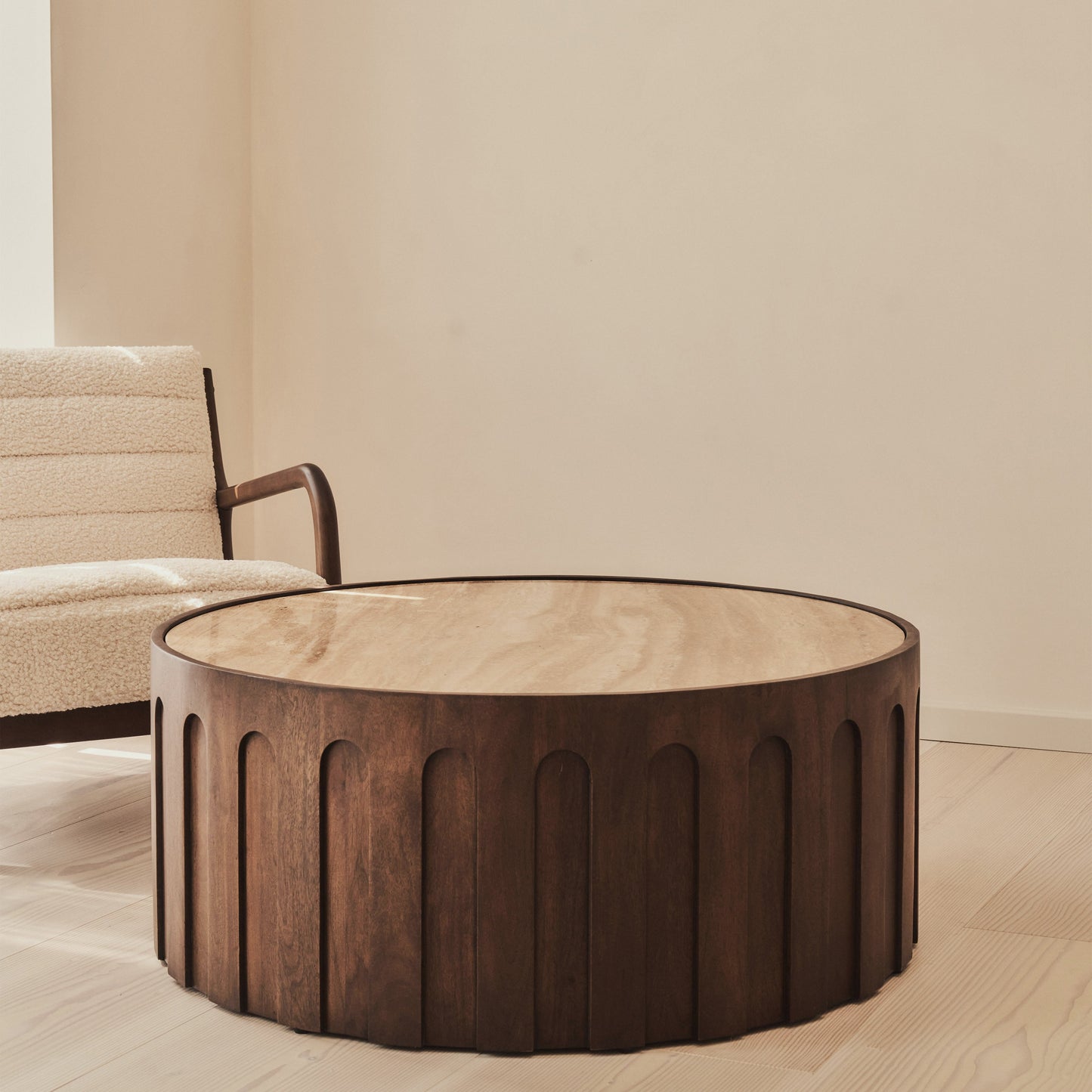 Valor - Table basse ronde premium en travertin beige et bois foncé