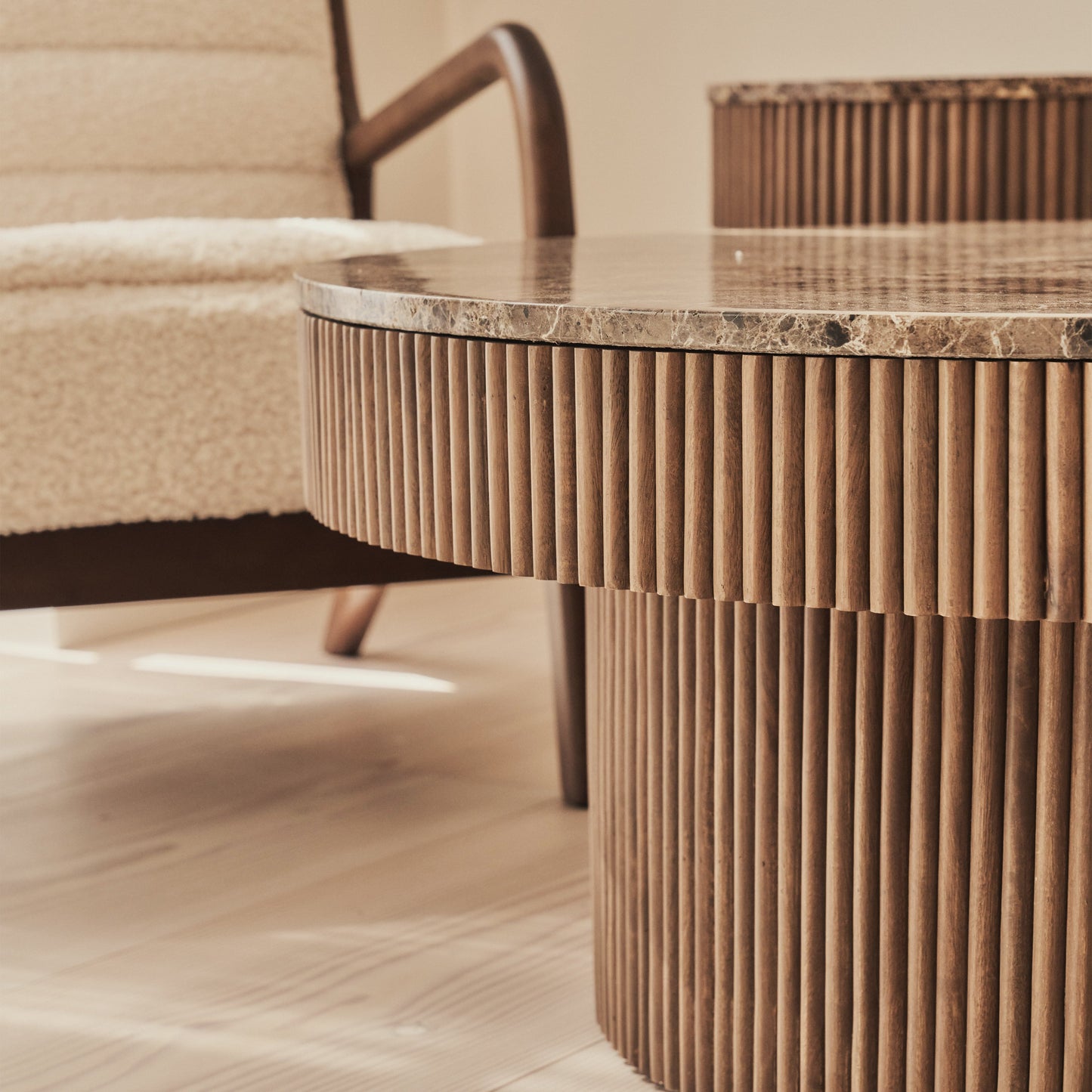 Sloane - Table basse ronde en marbre Dark Emperador et bois chaud premium