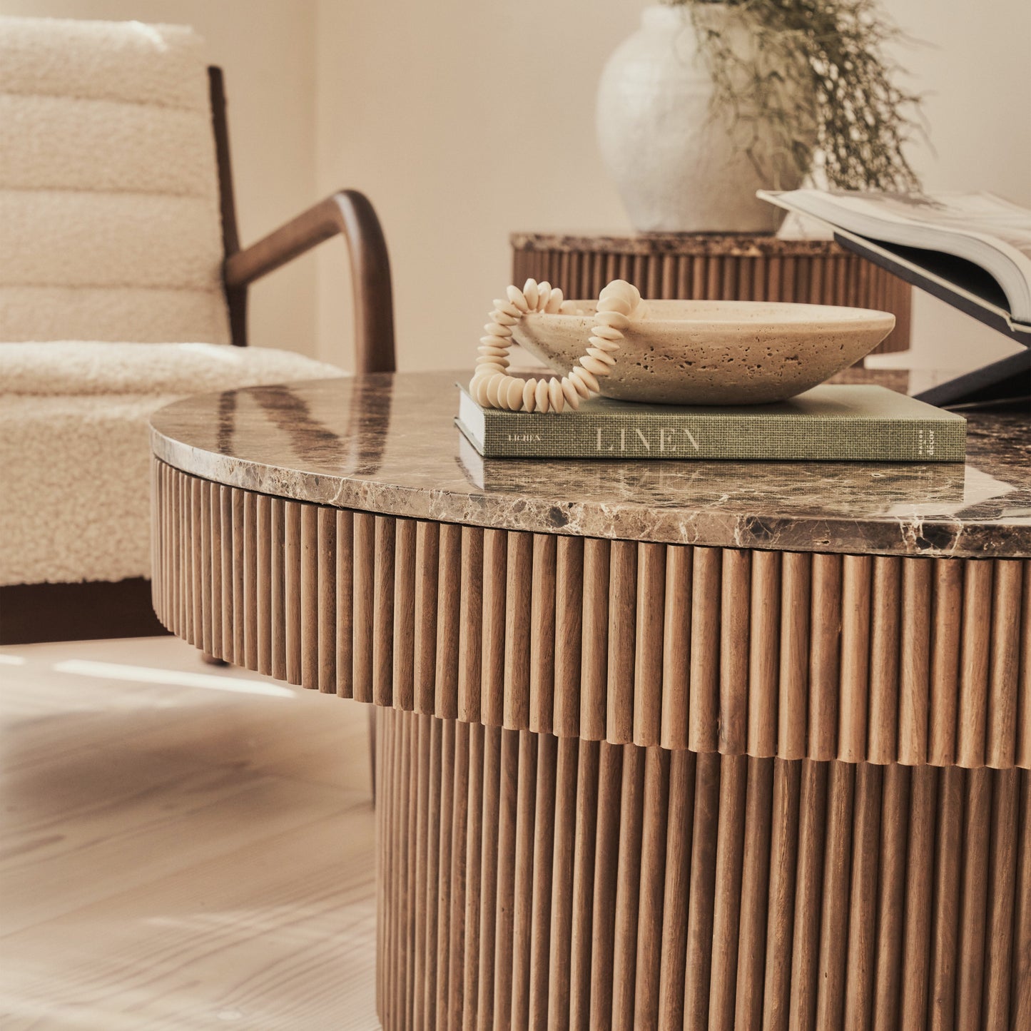 Sloane - Table basse ronde en marbre Dark Emperador et bois chaud premium