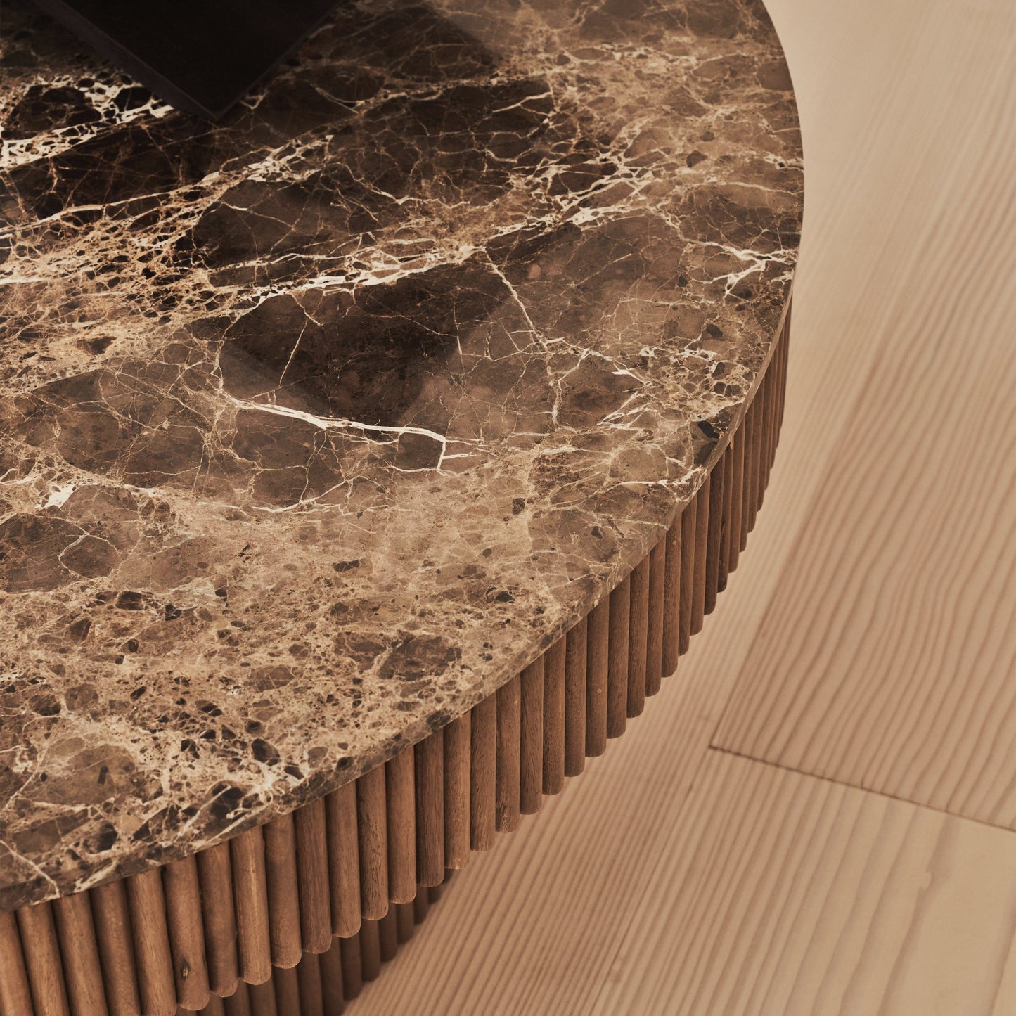 Sloane - Table basse ronde en marbre Dark Emperador et bois chaud premium