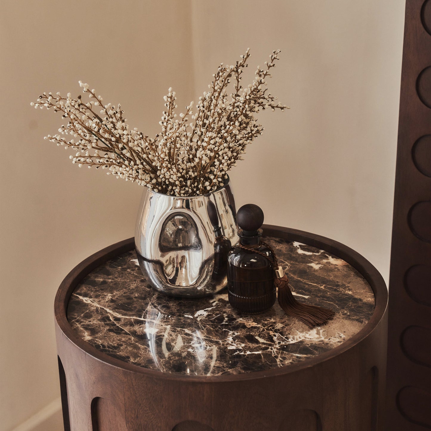 Valor - Table d'appoint ronde en marbre Dark Emperador et bois foncé premium