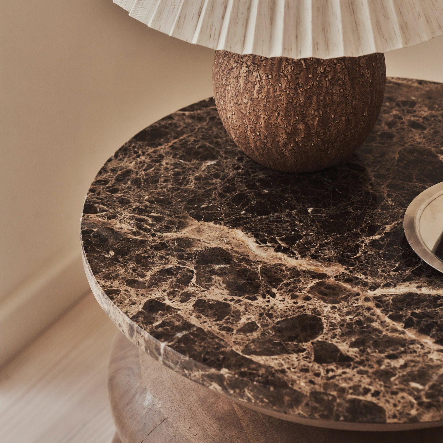 Orinthia - Table d'Appoint Ronde en Bois Foncé et Marbre Dark Emperador Premium