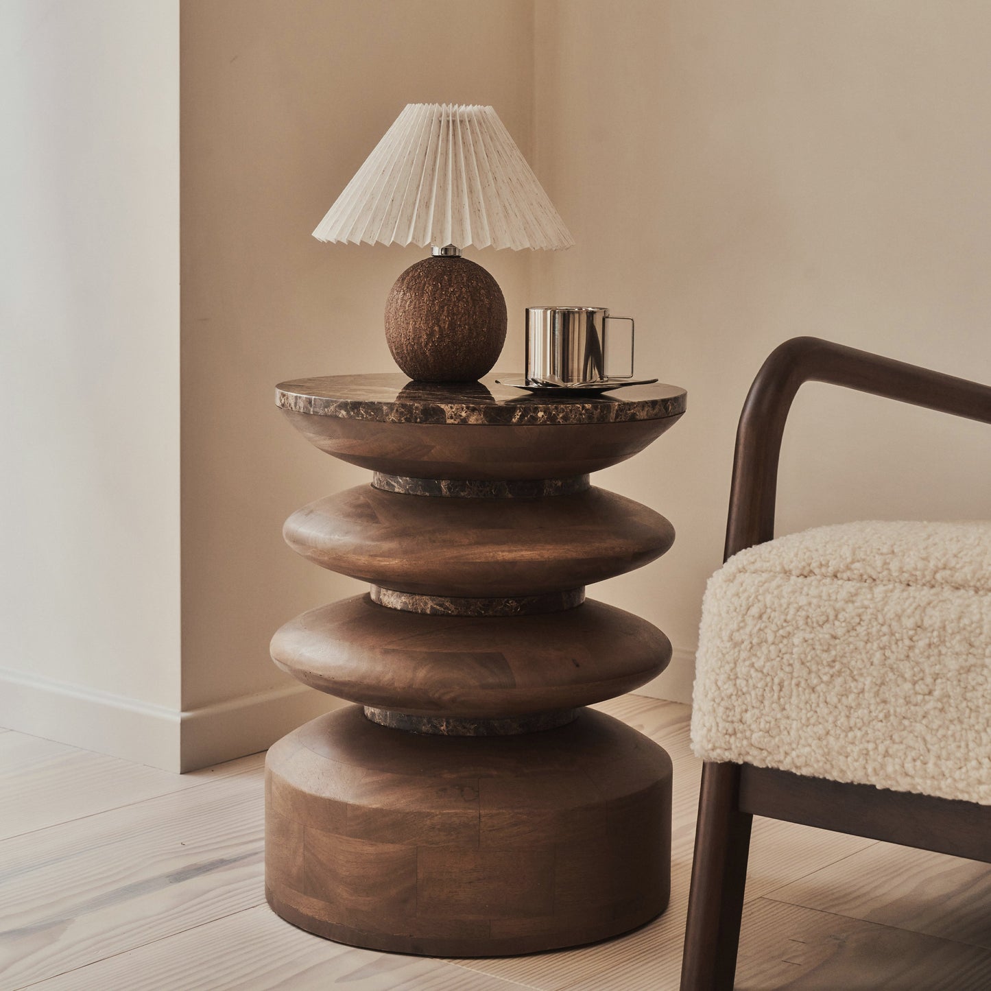 Orinthia - Table d'Appoint Ronde en Bois Foncé et Marbre Dark Emperador Premium