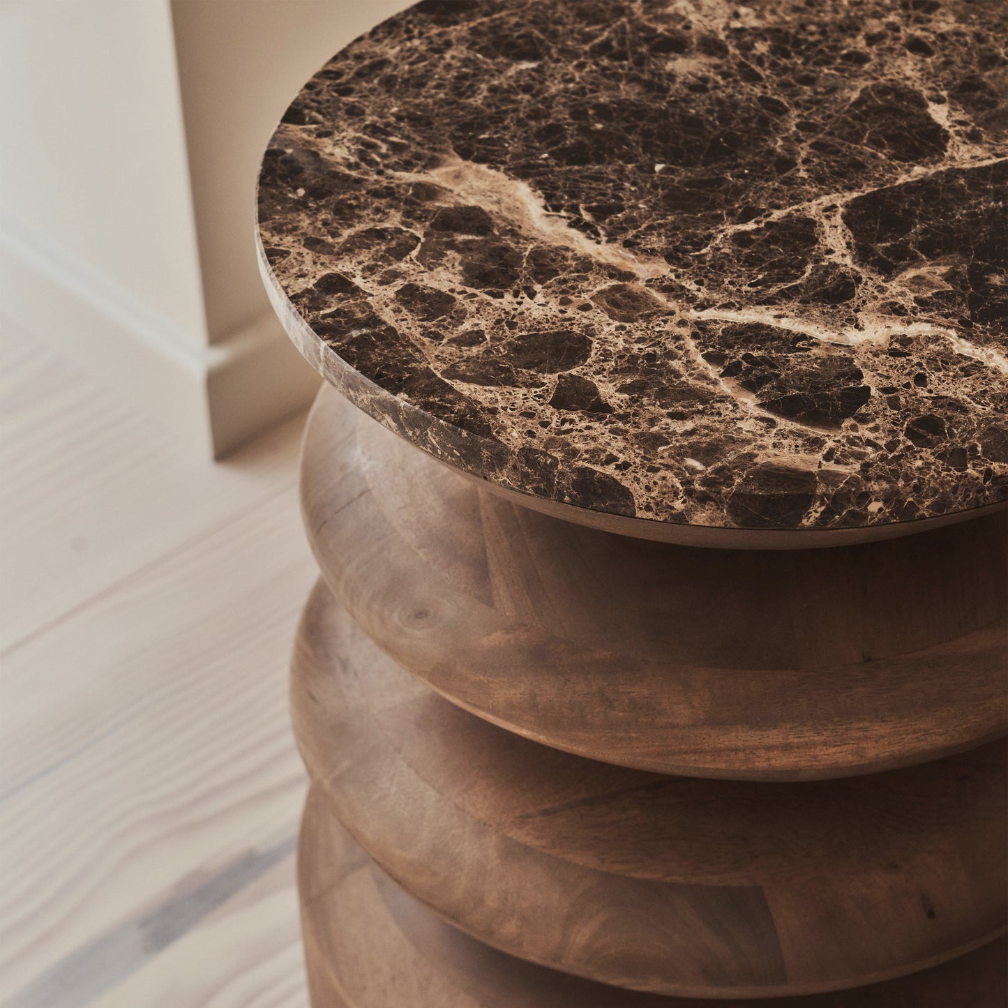 Orinthia - Table d'Appoint Ronde en Bois Foncé et Marbre Dark Emperador Premium