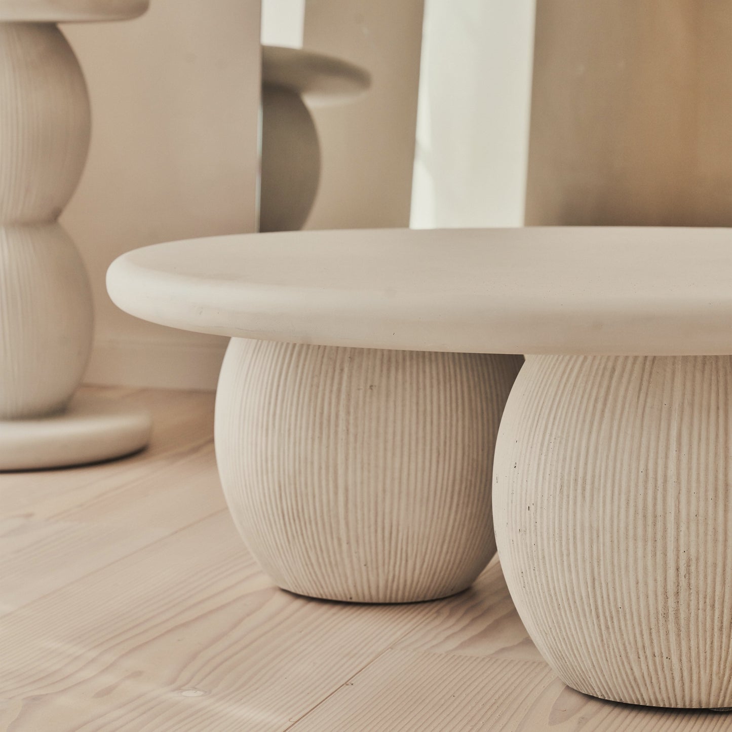 Leonardo - Table Basse Minimaliste Boule en Béton Grande
