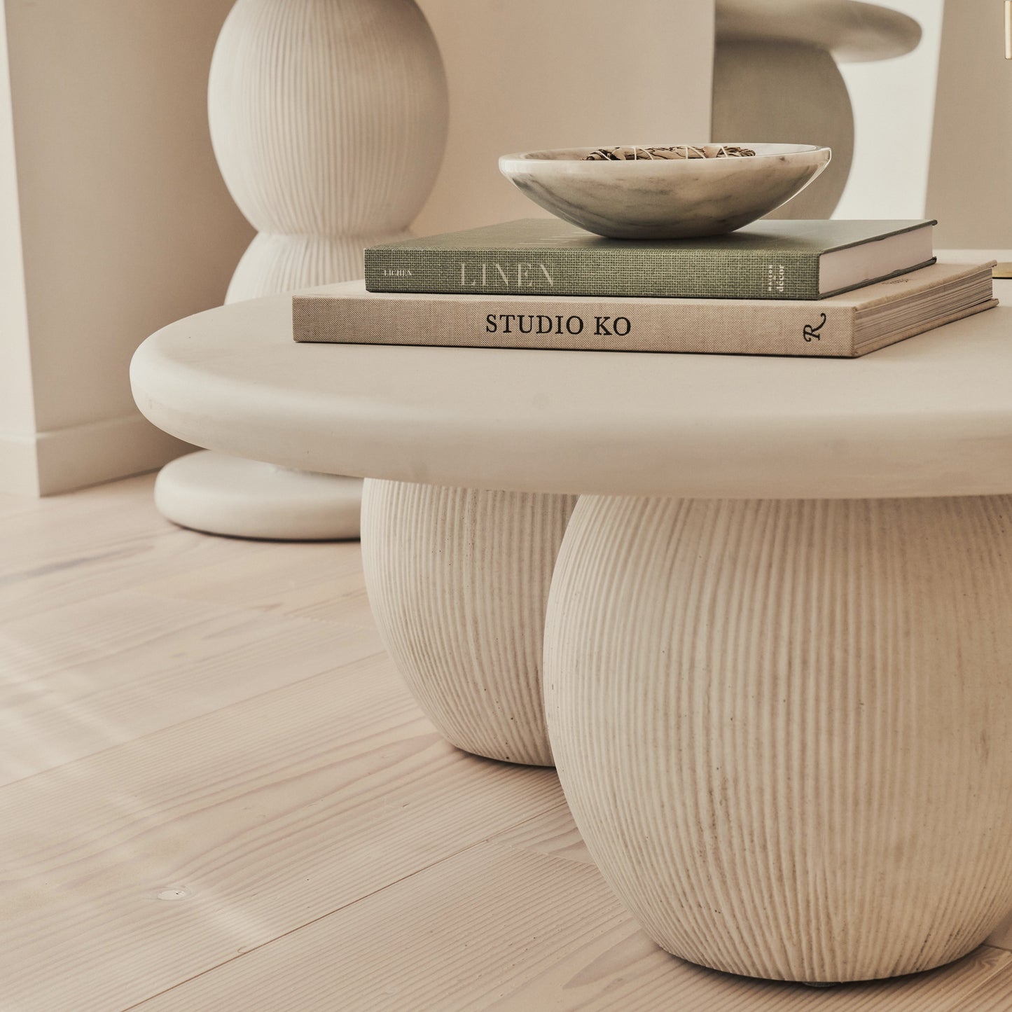 Leonardo - Table Basse Minimaliste Boule en Béton Grande