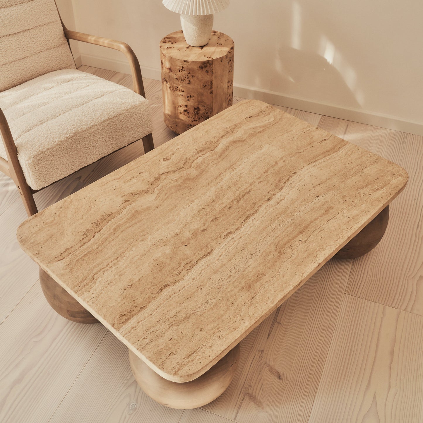 Melrose - Table basse rectangulaire premium en travertin beige et bois chaud