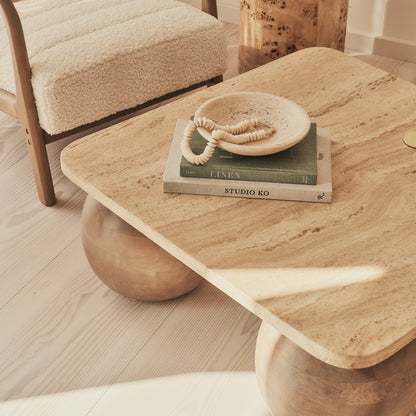 Melrose - Table basse carrée premium en travertin beige et bois chaud