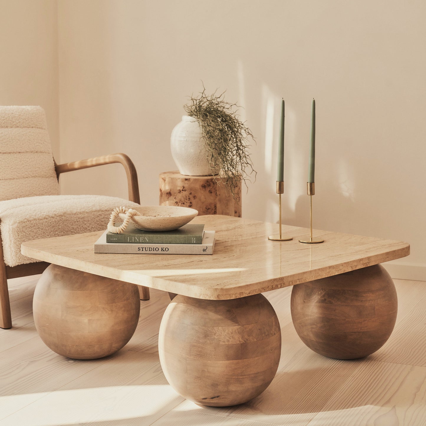 Melrose - Table basse carrée premium en travertin beige et bois chaud