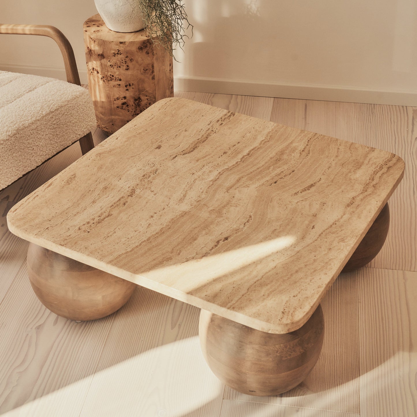 Melrose - Table basse carrée premium en travertin beige et bois chaud