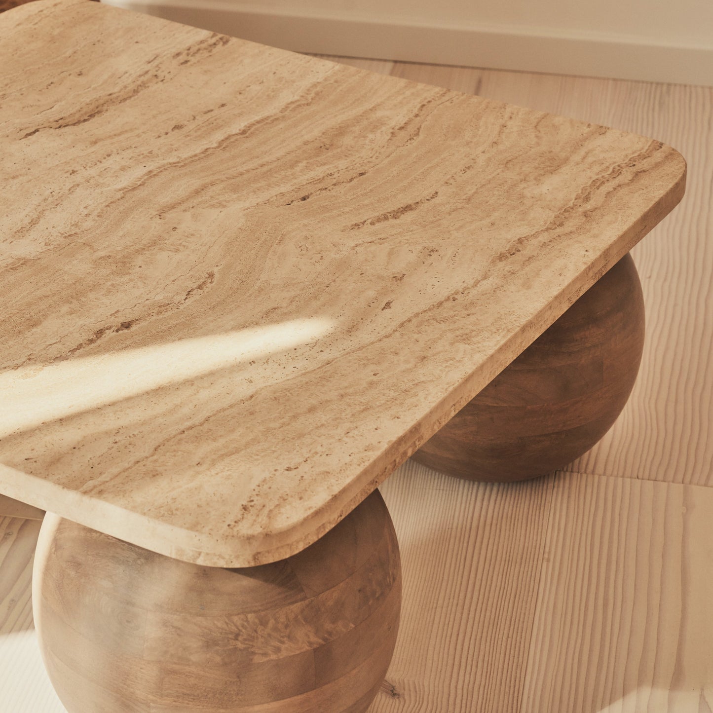 Melrose - Table basse carrée premium en travertin beige et bois chaud