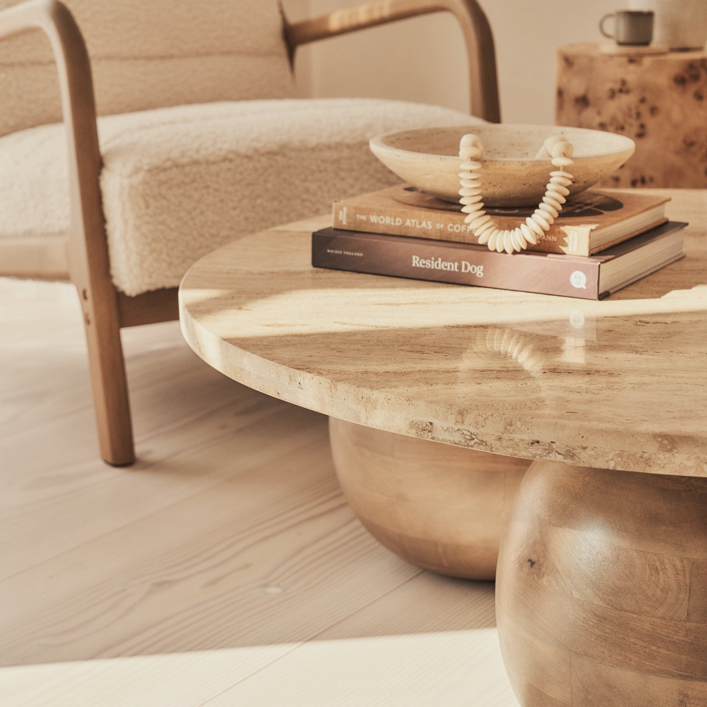 Melrose - Table basse ronde en travertin beige et bois chaud premium