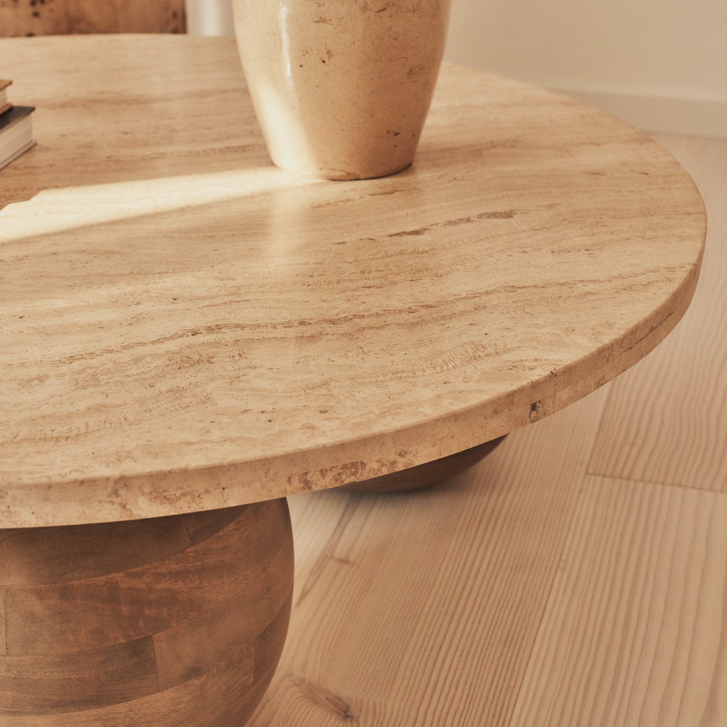 Melrose - Table basse ronde en travertin beige et bois chaud premium