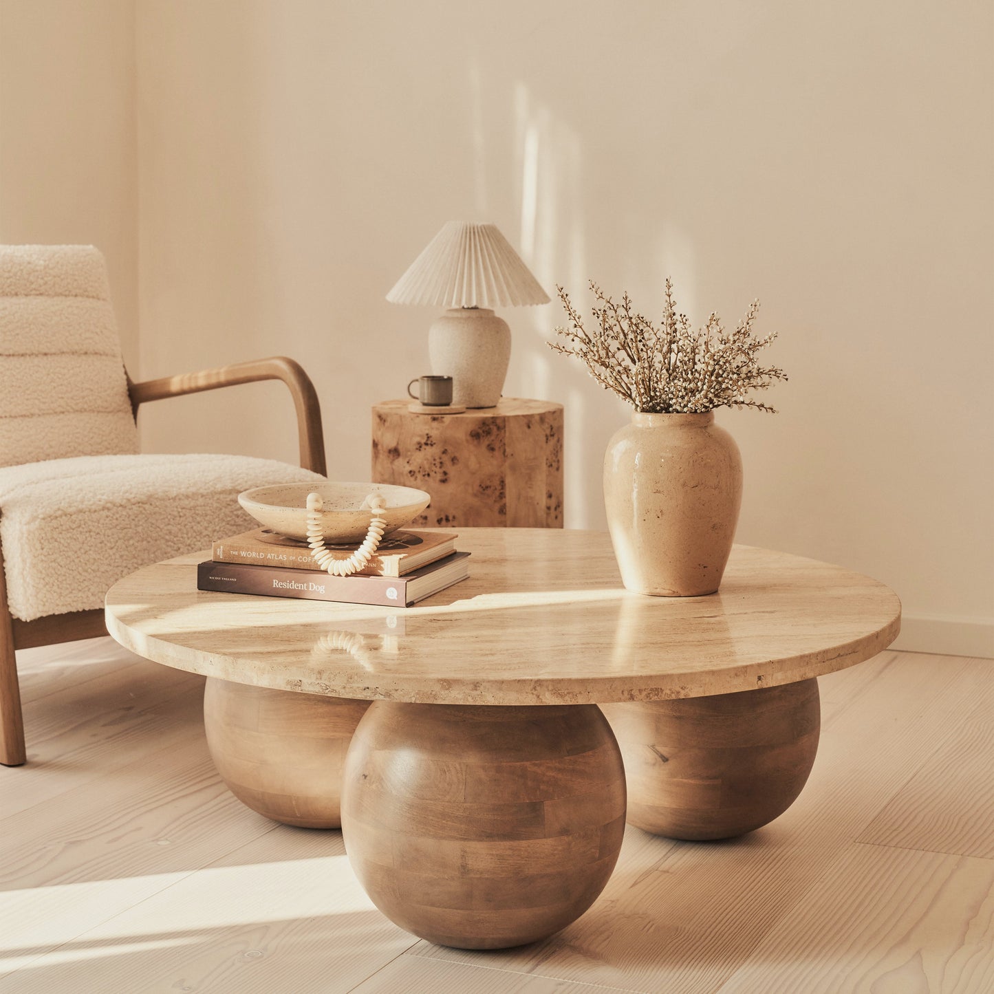 Melrose - Table basse ronde en travertin beige et bois chaud premium