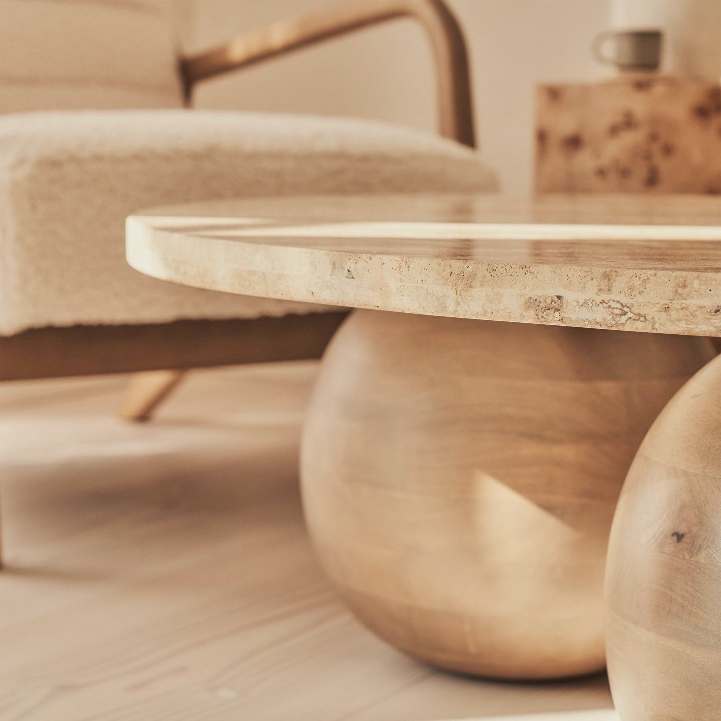 Melrose - Table basse ronde en travertin beige et bois chaud premium