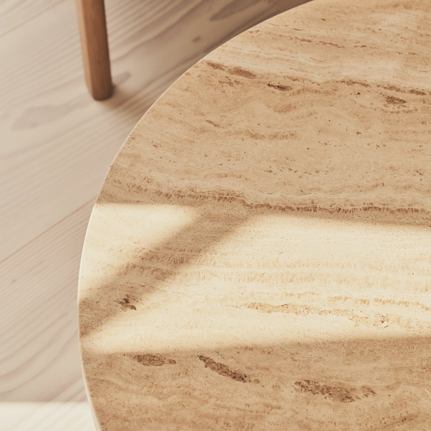 Melrose - Table basse ronde en travertin beige et bois chaud premium