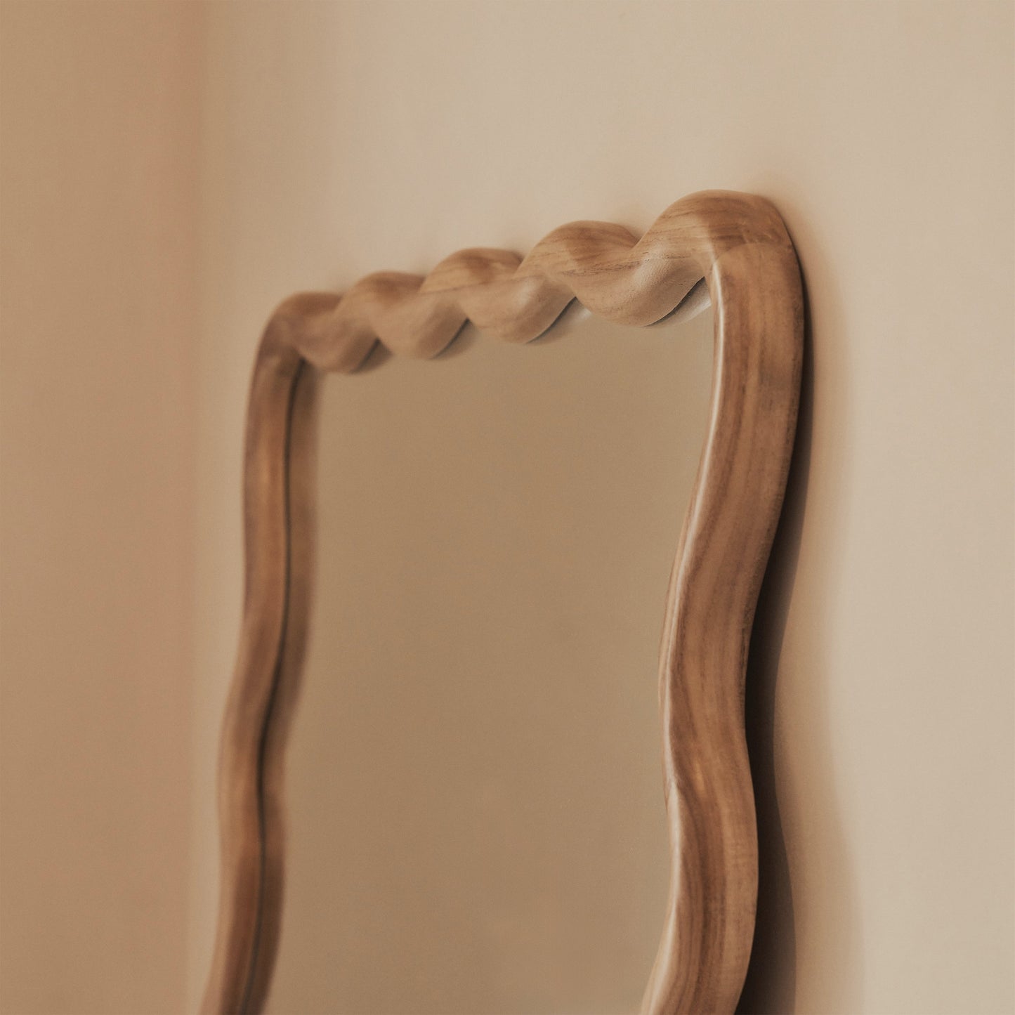 Marea - Miroir rétro ondulé en bois clair pleine longueur 170cm x 80cm