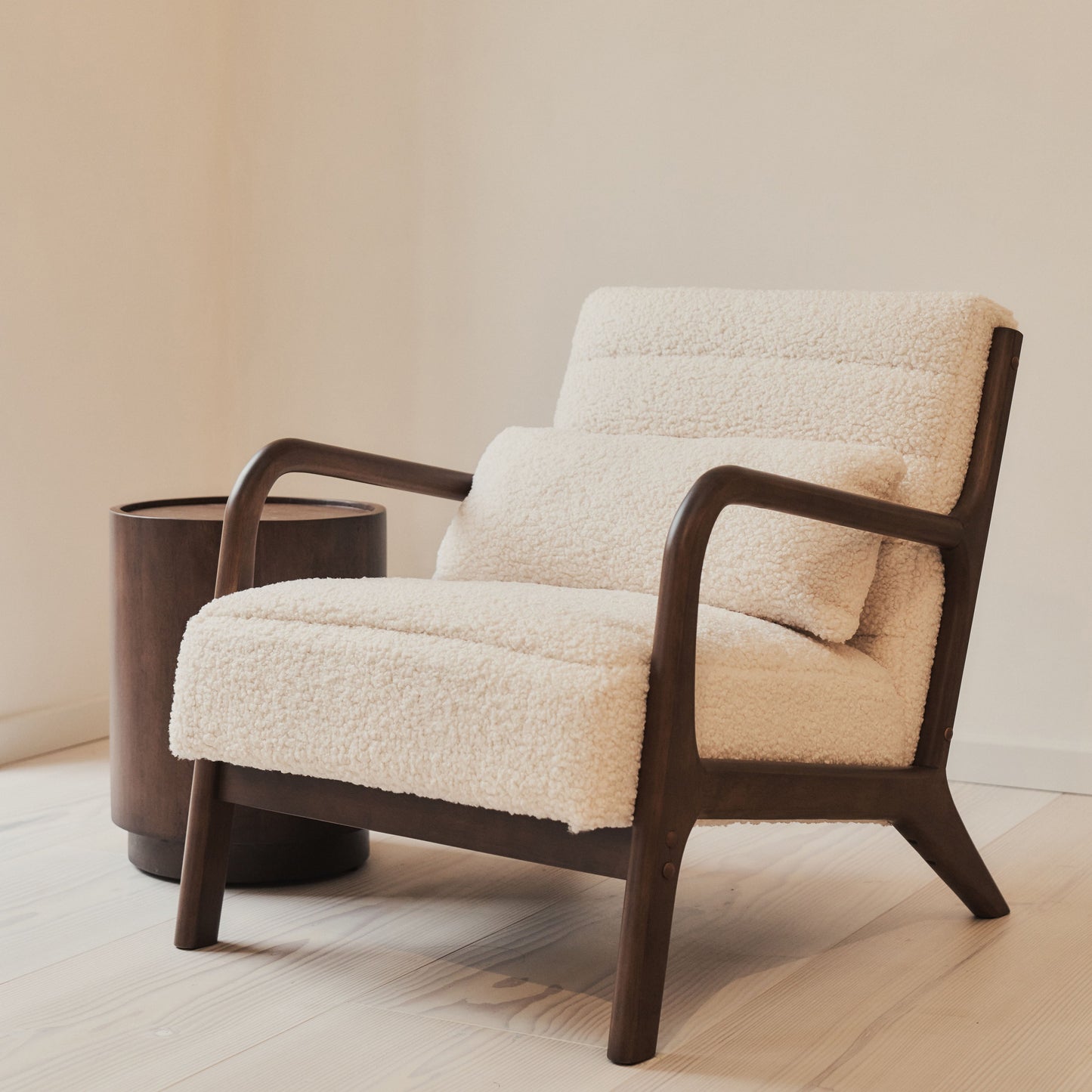 Hudson - Fauteuil d'Appoint en Bouclé Ivoire et Bois Foncé