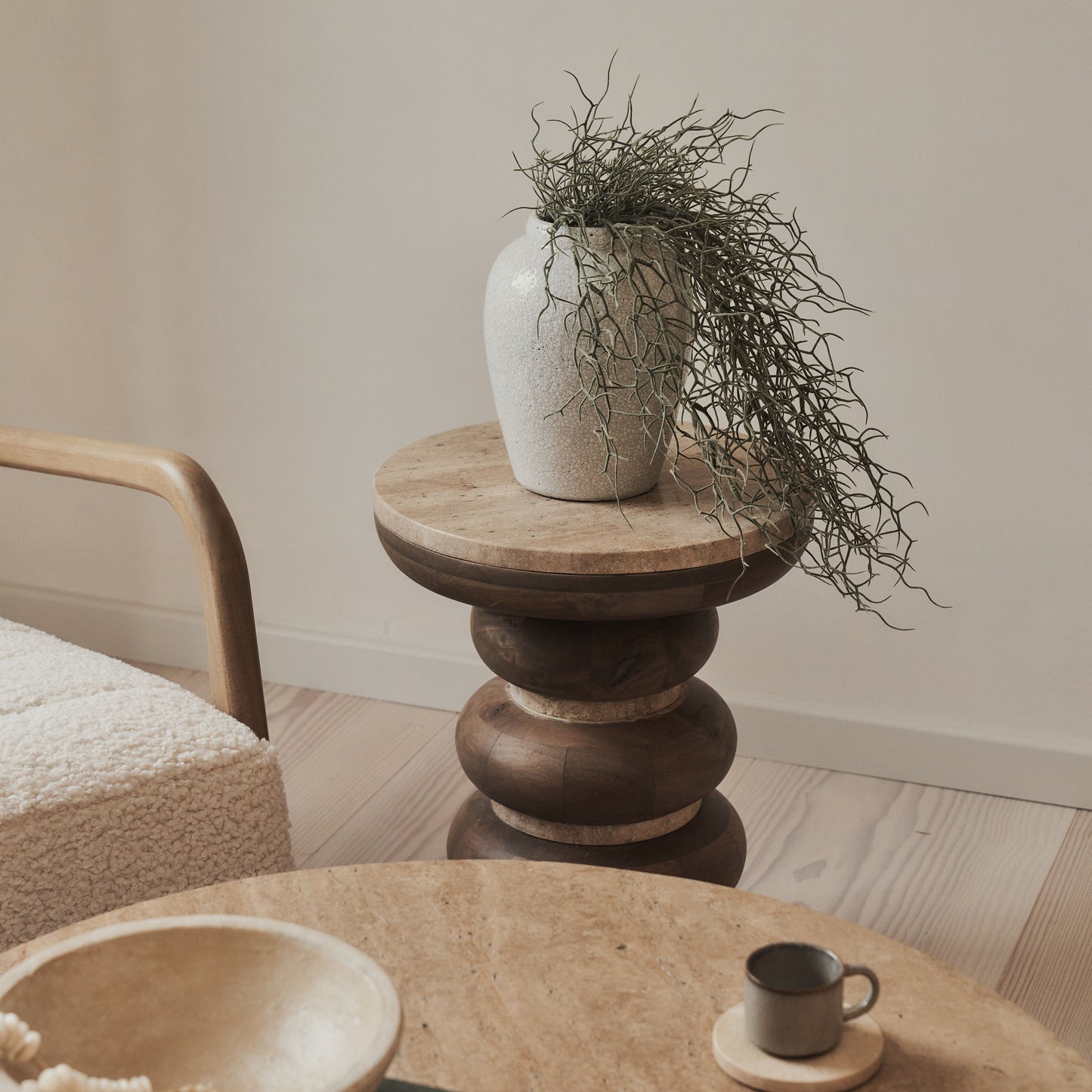 Belgravia - Table d'appoint ronde en travertin beige et bois chaud premium