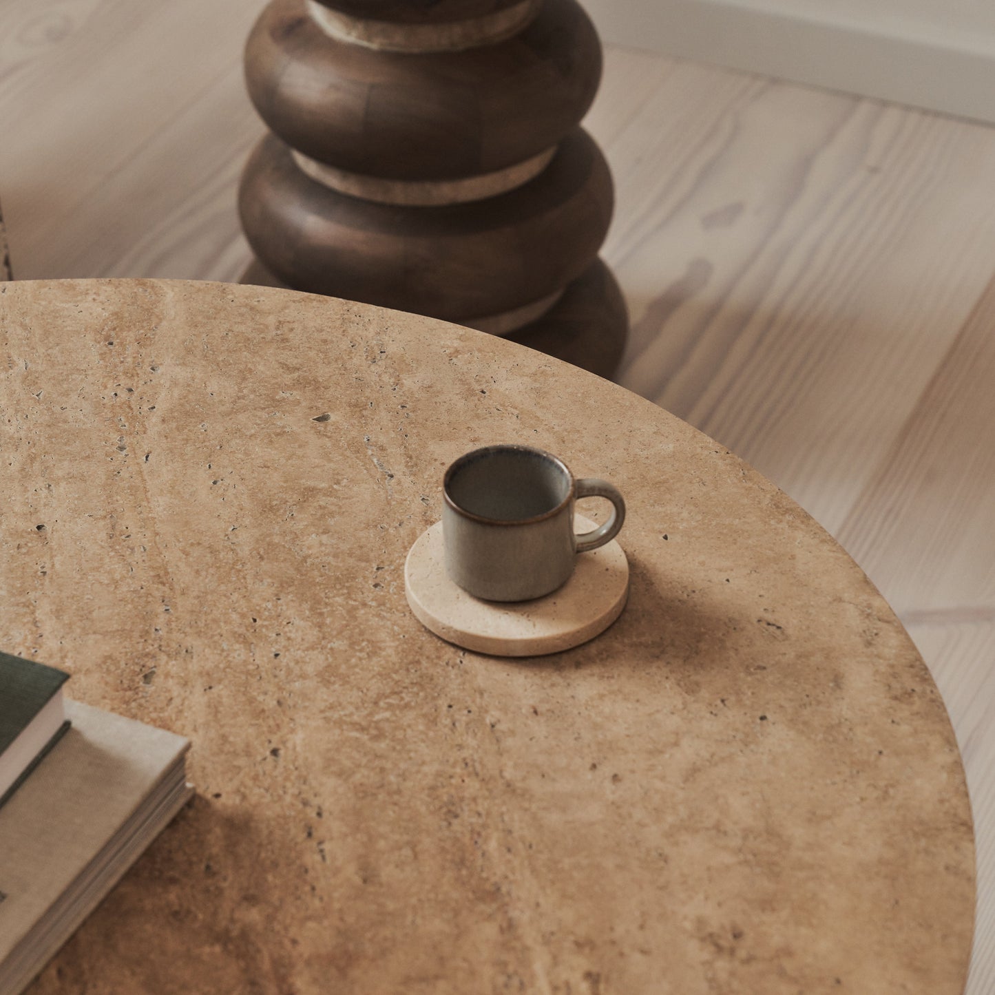 Lyra - Table basse ronde premium en travertin beige et bois chaud