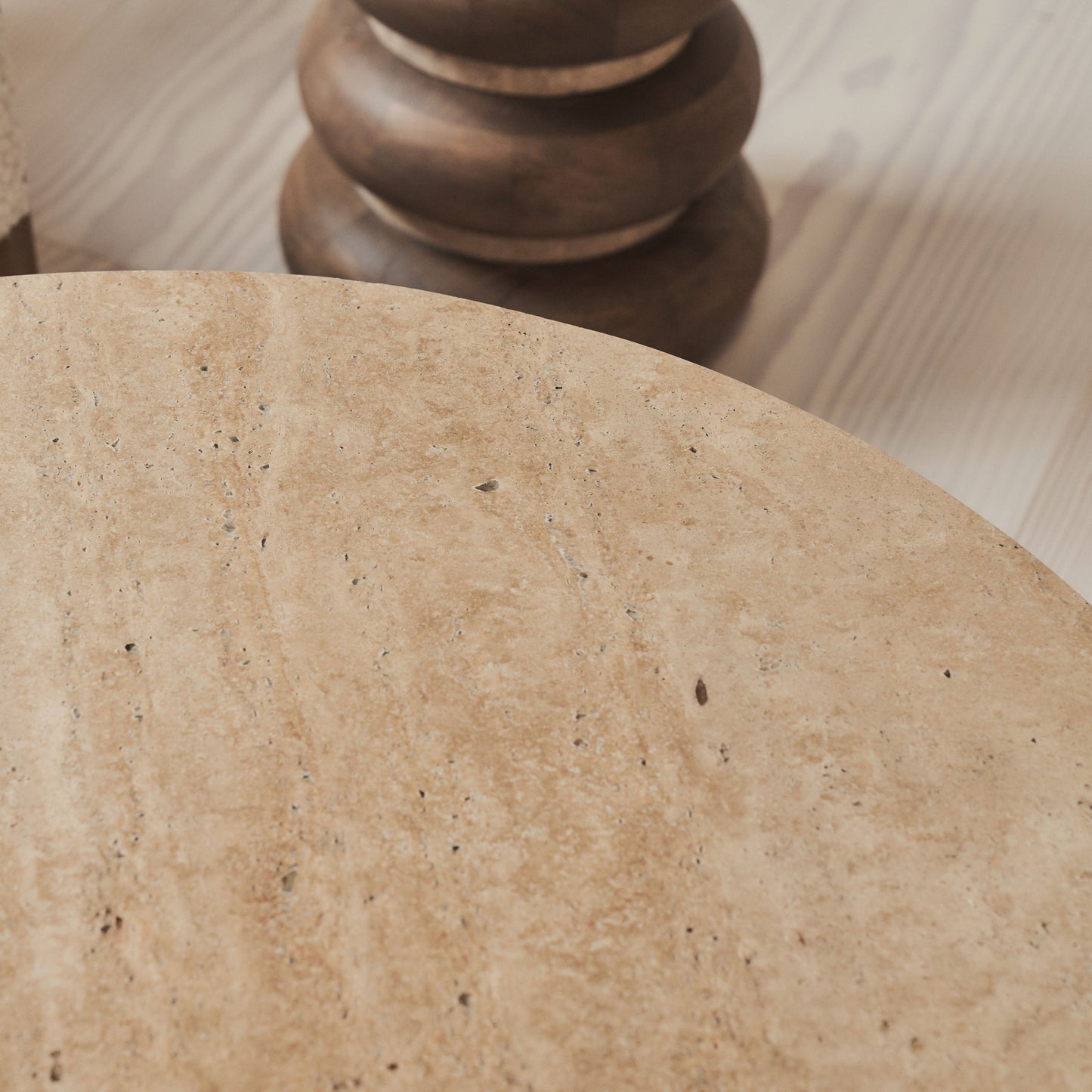 Lyra - Table basse ronde premium en travertin beige et bois chaud