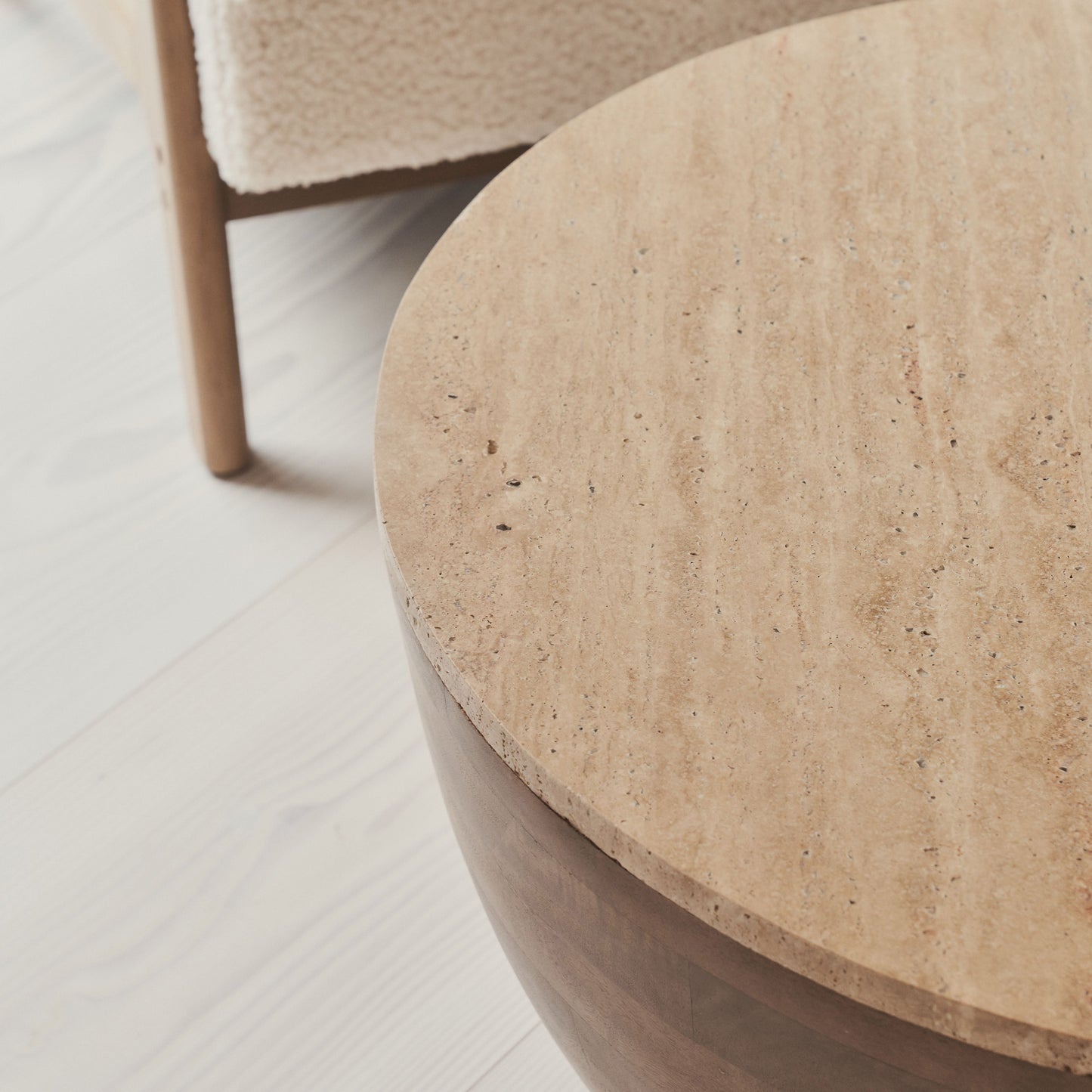 Lyra - Table basse ronde premium en travertin beige et bois chaud