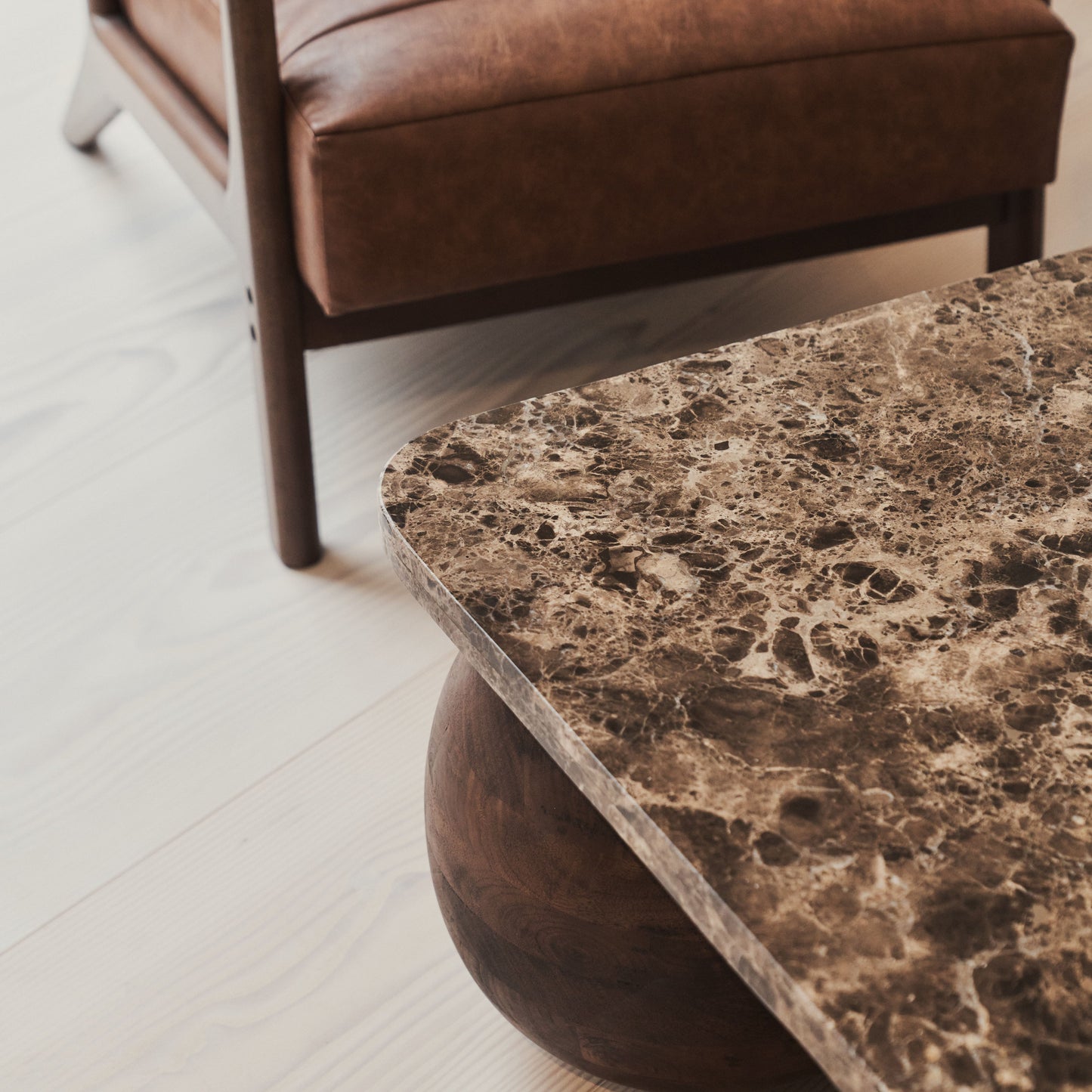 Melrose - Table basse carrée premium en bois foncé avec marbre Dark Emperador