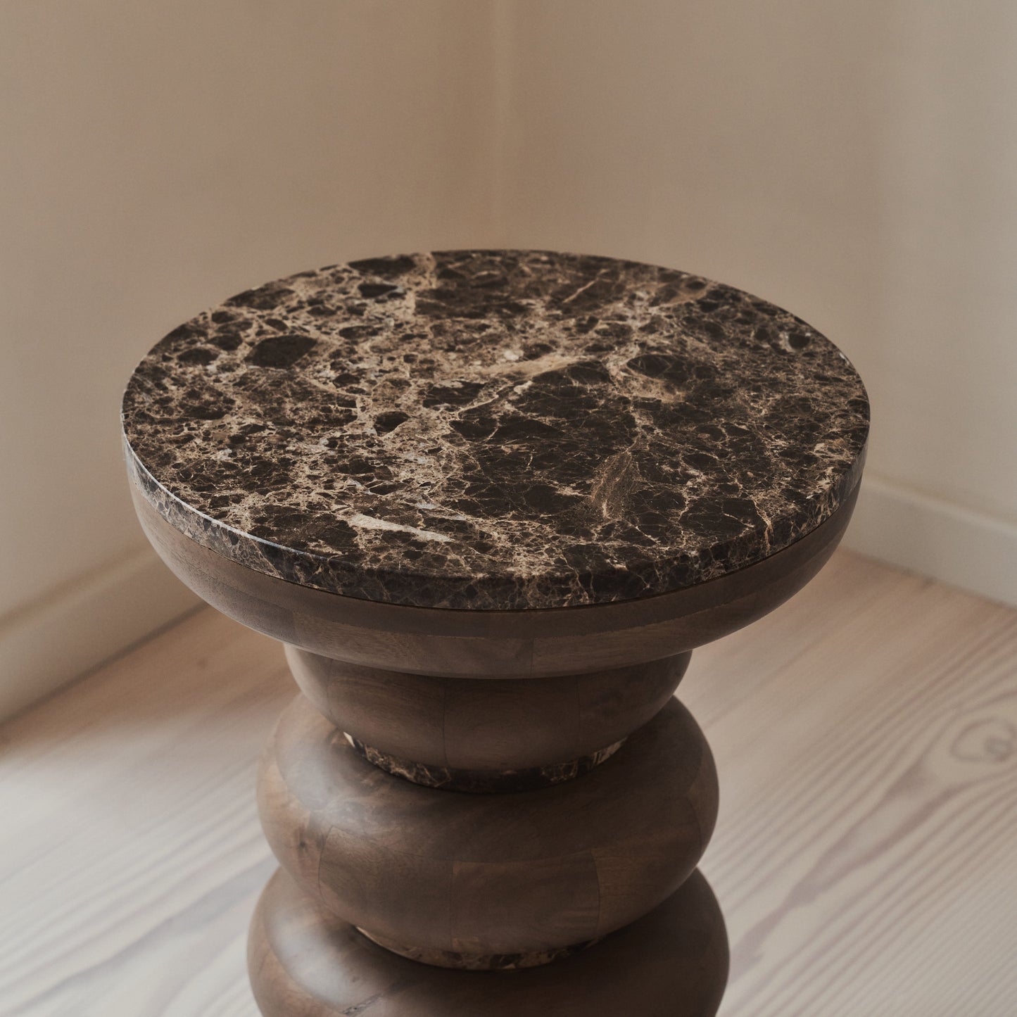 Belgravia - Table d'Appoint Ronde en Marbre Dark Emperador et Bois Foncé Premium