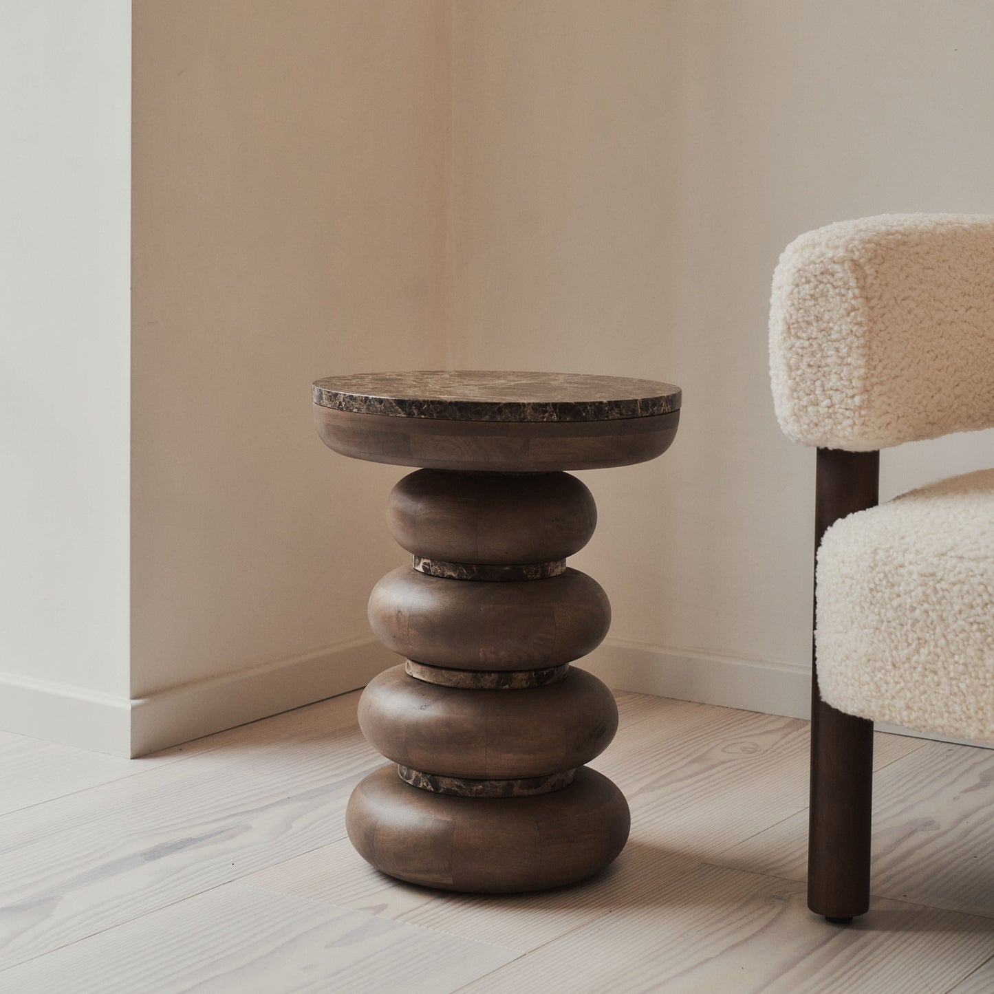 Belgravia - Table d'Appoint Ronde en Marbre Dark Emperador et Bois Foncé Premium