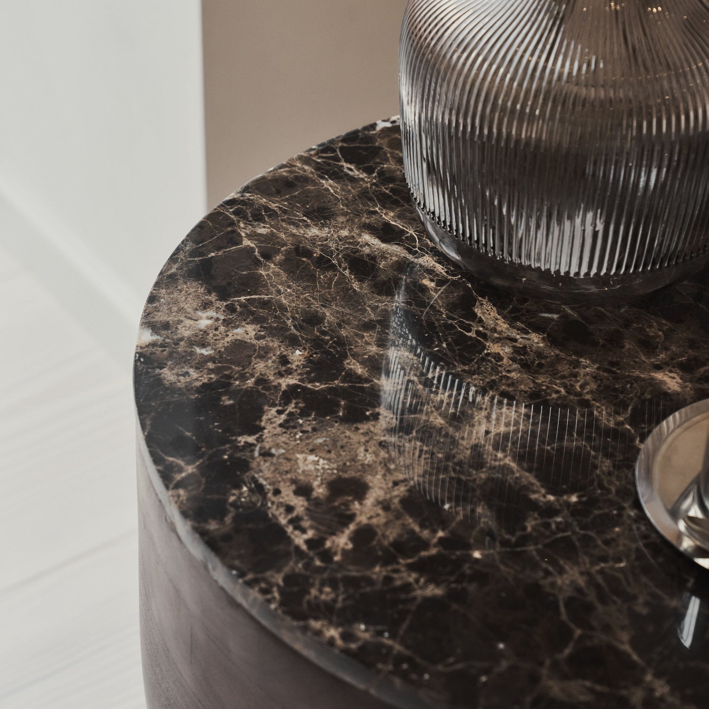 Lyra - Table d'Appoint Ronde en Marbre Dark Emperador et Bois Foncé Premium
