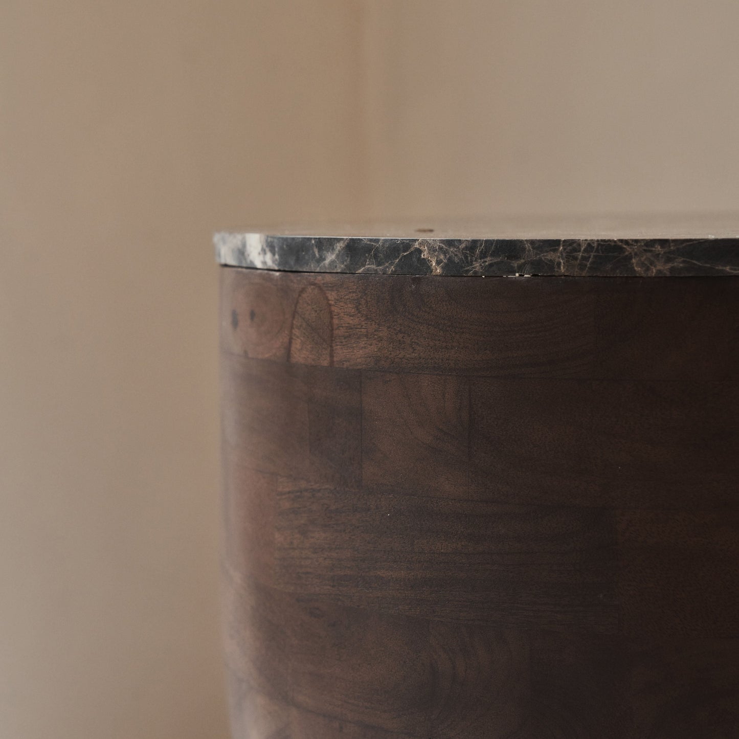 Lyra - Table d'Appoint Ronde en Marbre Dark Emperador et Bois Foncé Premium