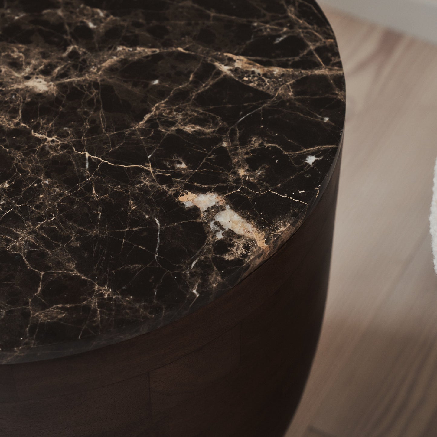 Lyra - Table d'Appoint Ronde en Marbre Dark Emperador et Bois Foncé Premium