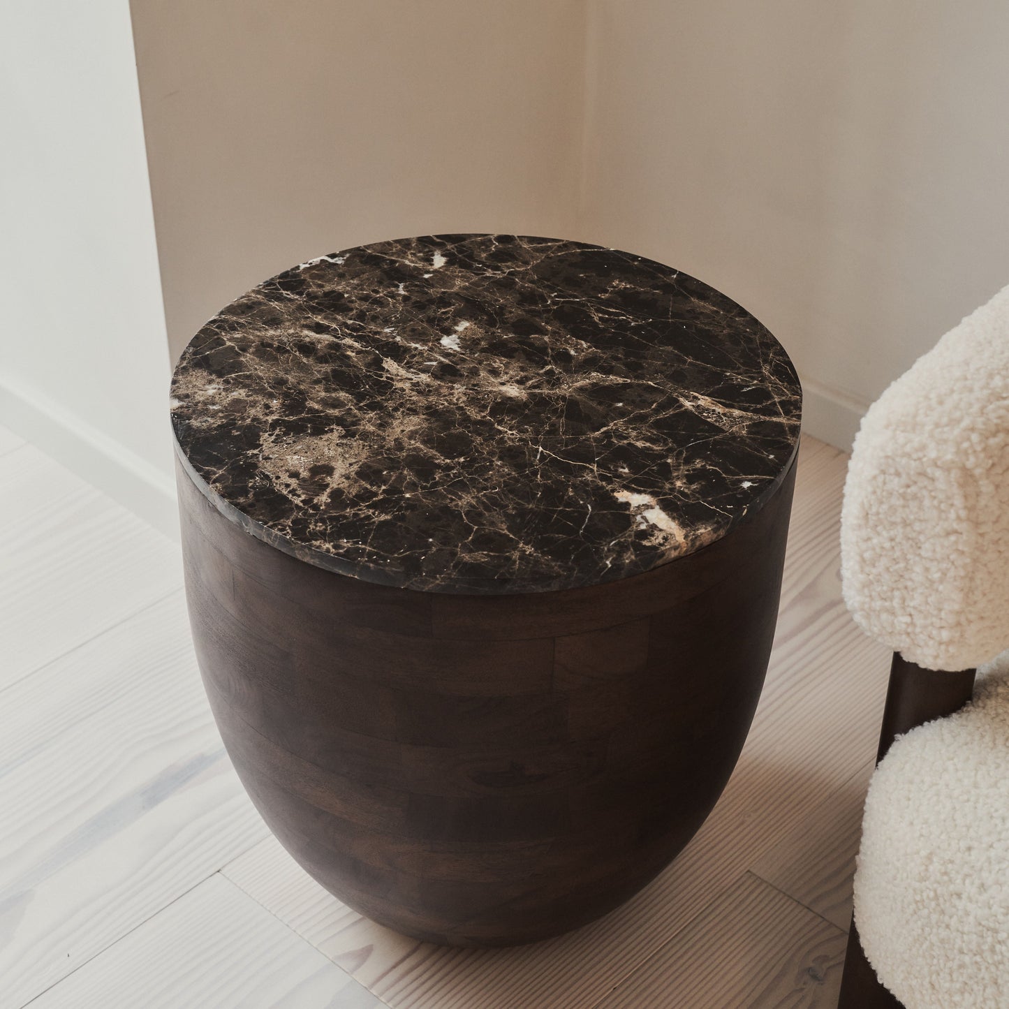 Lyra - Table d'Appoint Ronde en Marbre Dark Emperador et Bois Foncé Premium