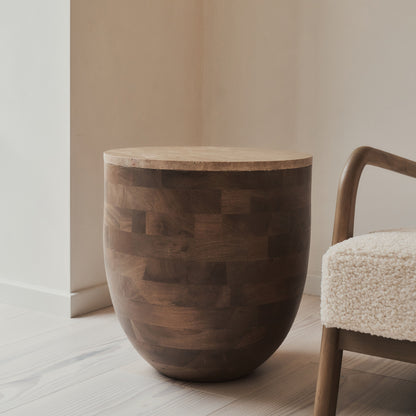 Lyra - Table d'Appoint Ronde en Travertin Beige et Bois Chaud Premium